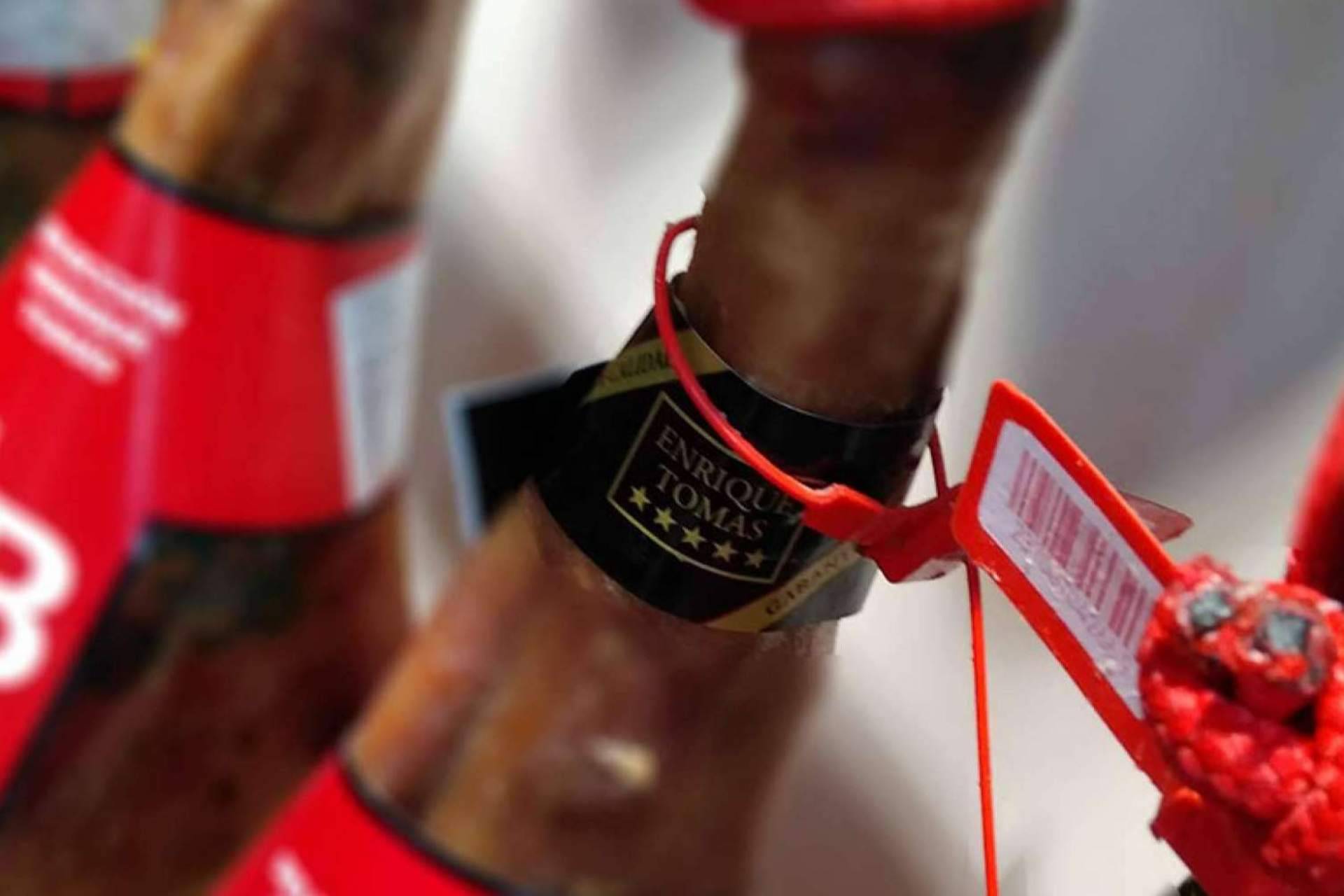 Enrique Tomás ofrece la posibilidad de adquirir jamón ibérico con garantías