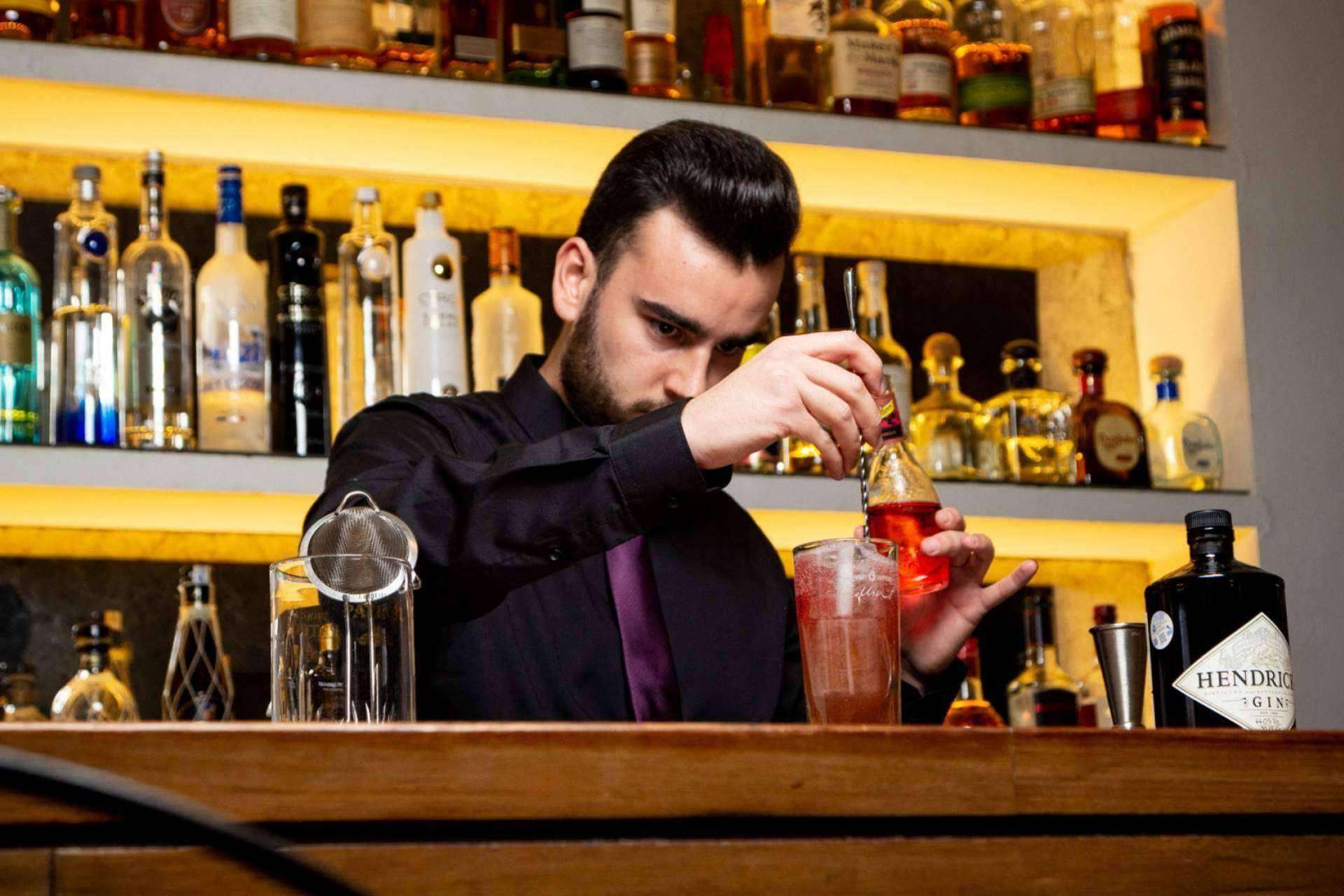 Profesionalizar más aún a los nuevos bartenders, el acuerdo entre ESCOM y ABCM