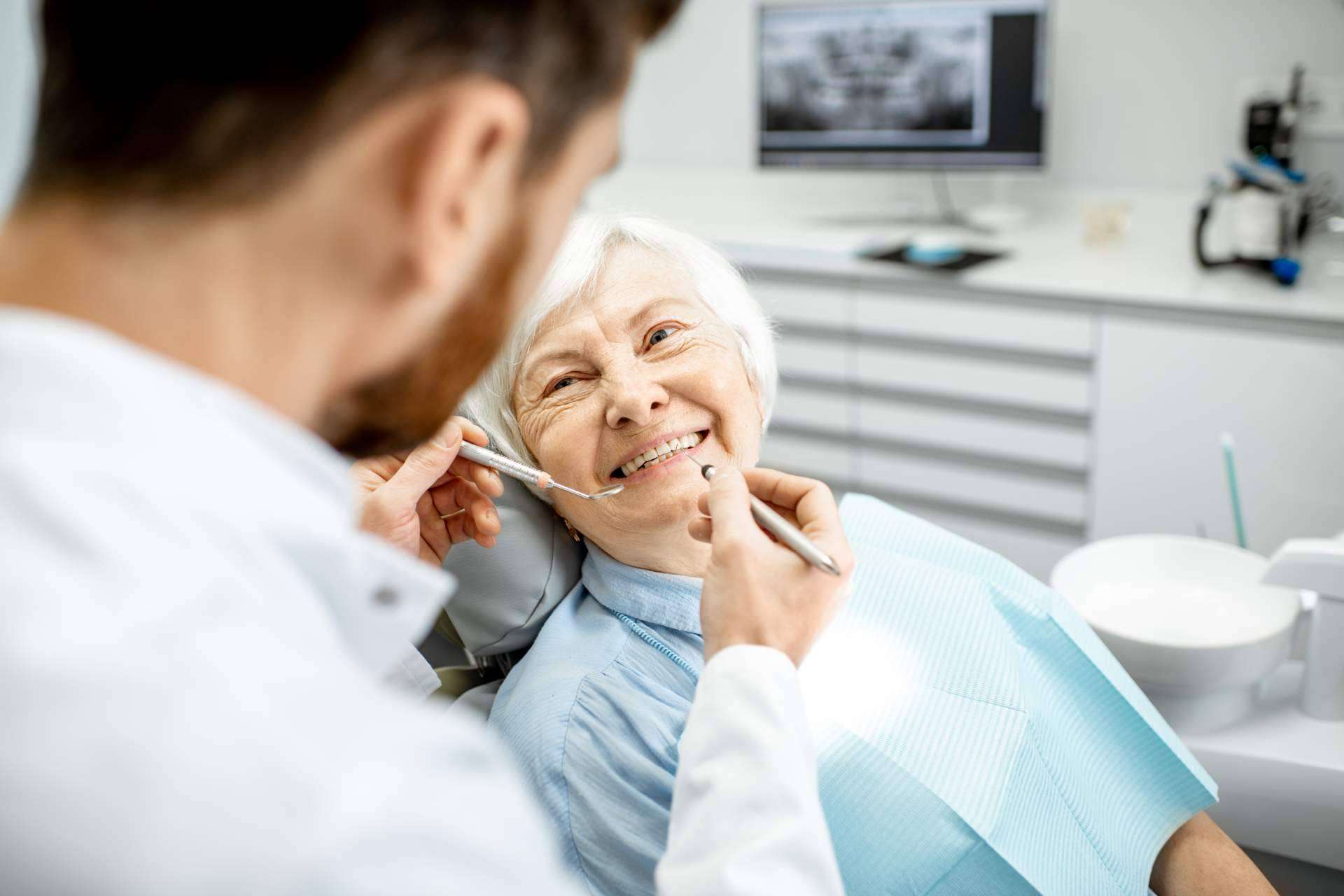 Los expertos de Clínica Viasalud afirman la posibilidad de colocar implantes en Valencia a pacientes con enfermedades periodontales