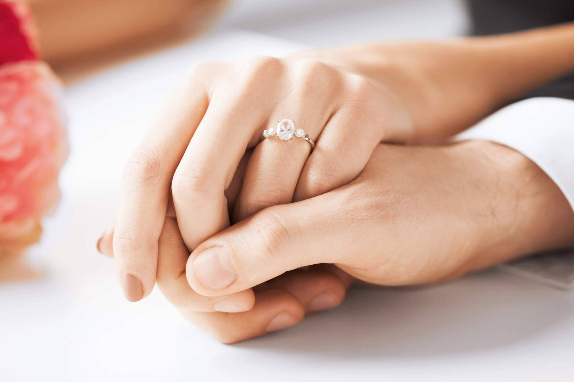 Un brillante pacto de amor se sella con los anillos de compromiso, por El Rubí Joyeros
