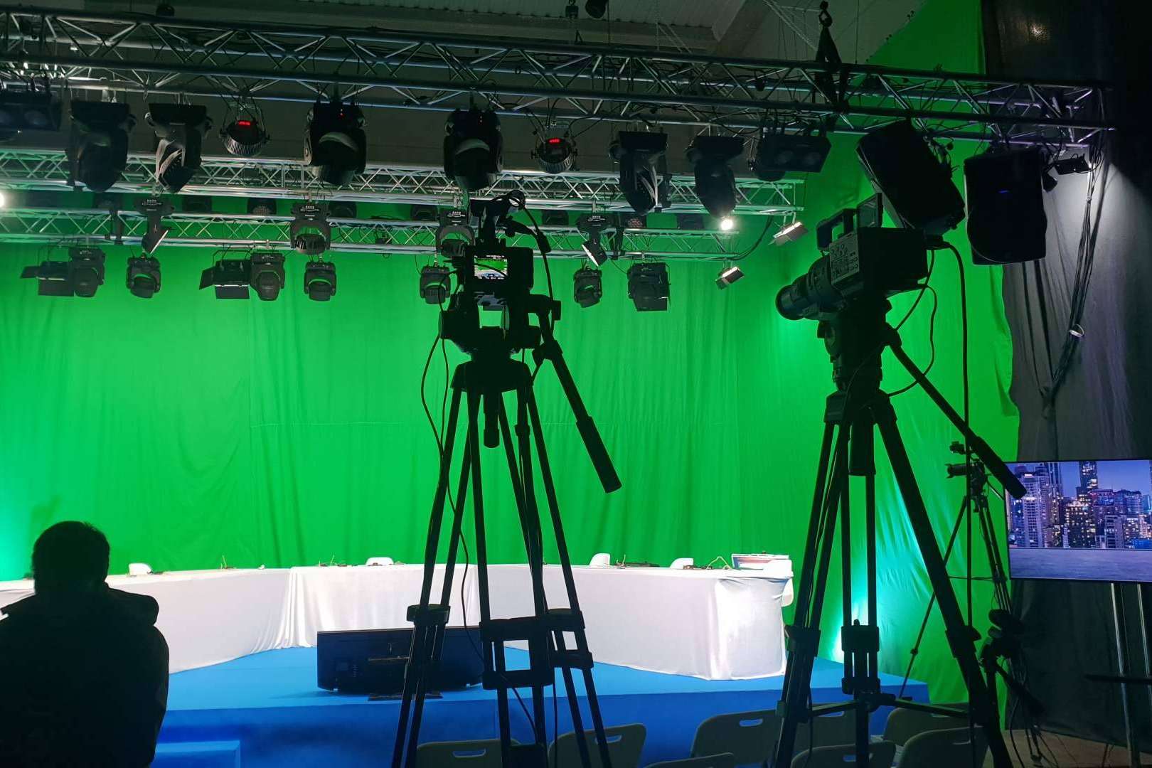 Las instalaciones de DCPRO S.L. permiten el alquiler de plató y espacios para rodajes, videoclips, publicidad, cine, TV...
