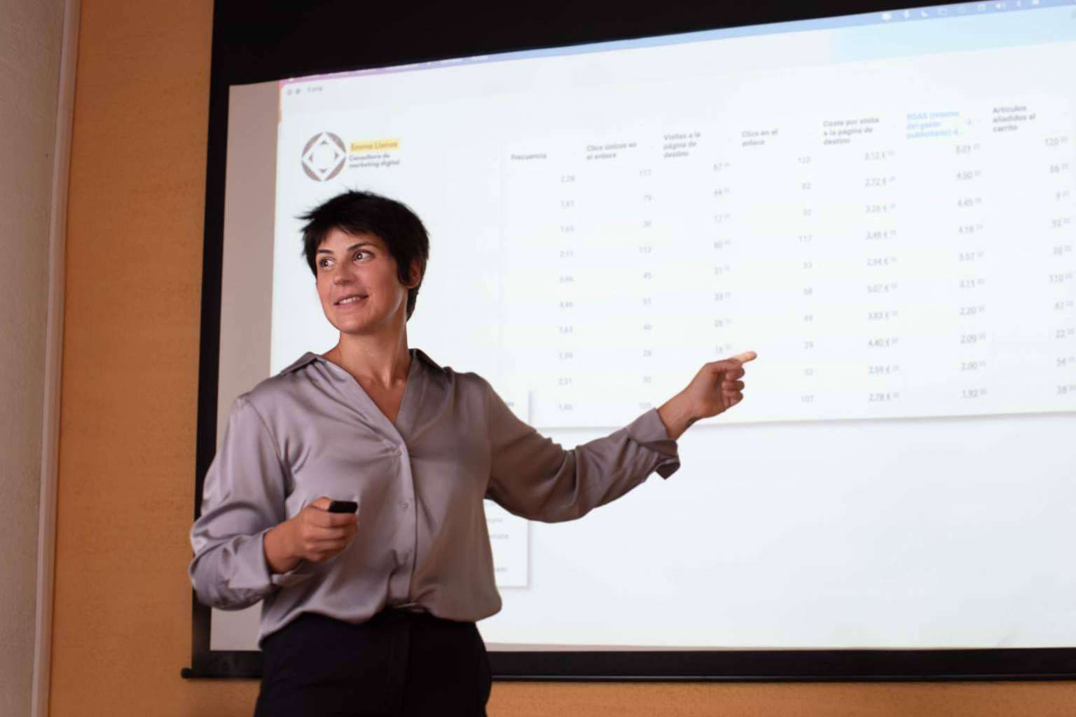 La Academia de Marketing Digital de Emma Llensa ofrece cursos gratuitos sobre Facebook Ads