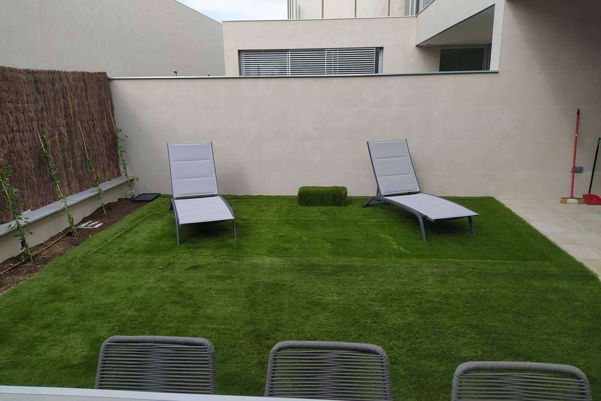 Las ventajas de convertir una piscina en un suelo rígido transitable para optimizar espacios