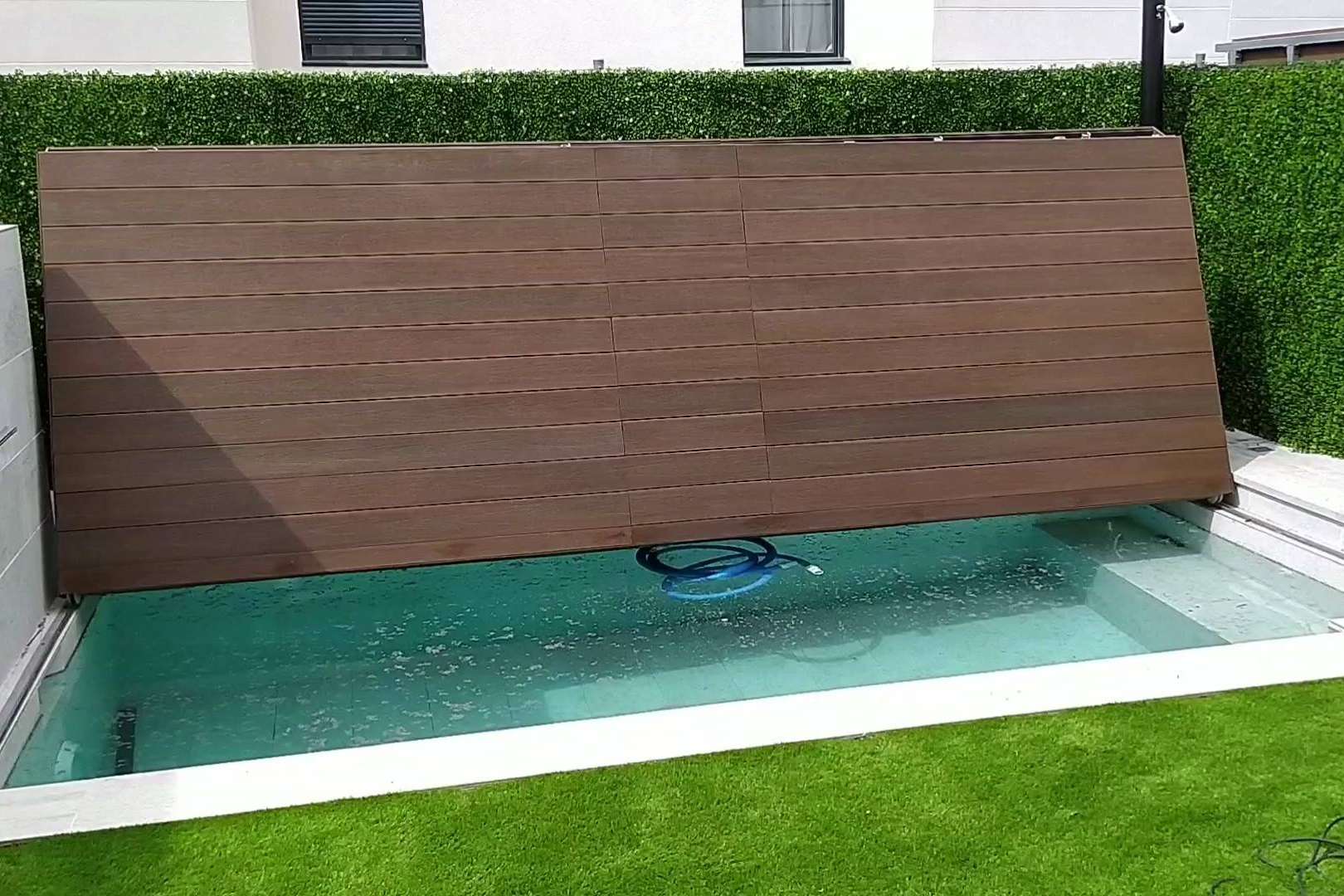 La optimización de espacios reducidos con una cubierta rígida transitable para piscinas
