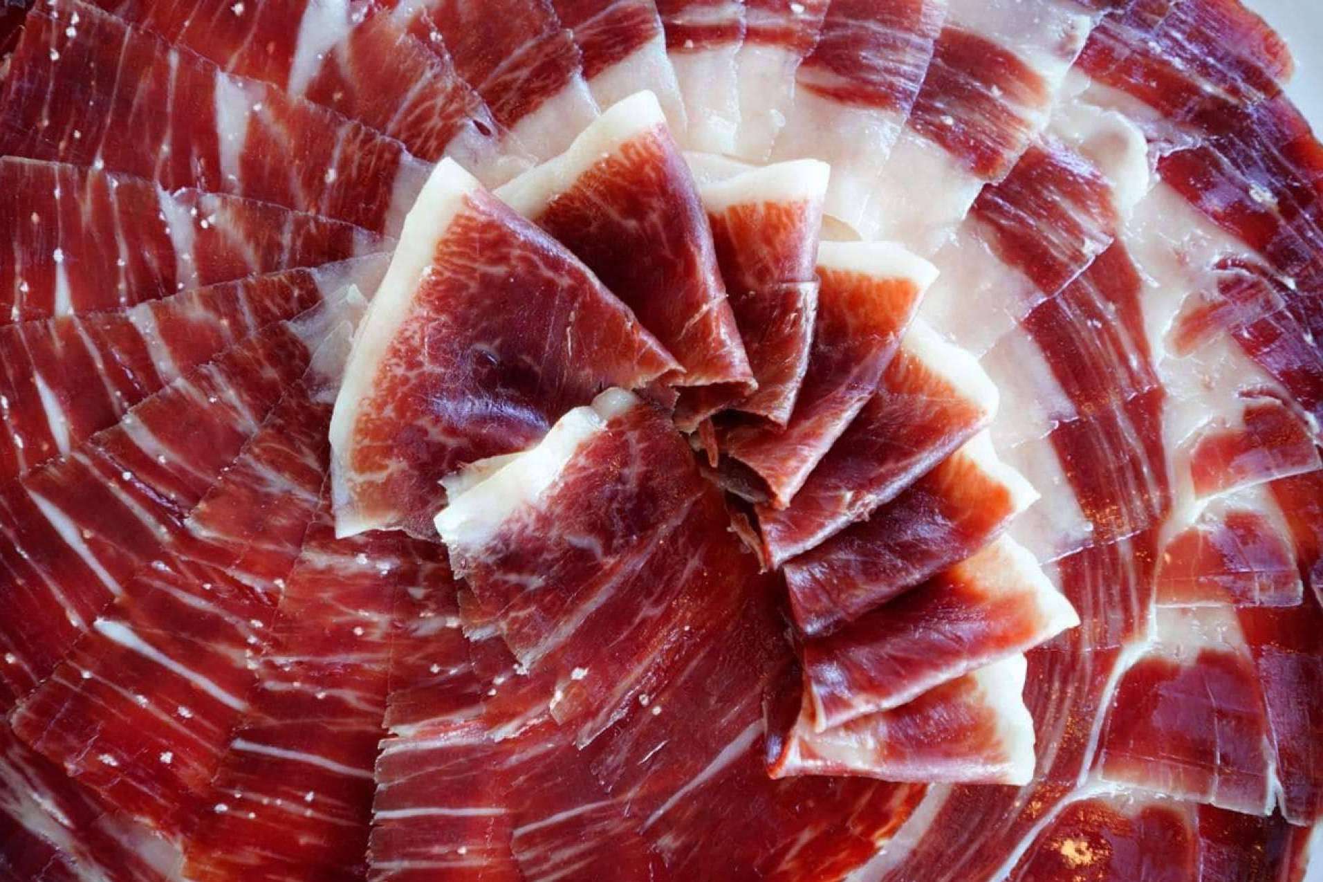 Tradición artesana en jamones ibéricos de gran calidad, en La Abadía