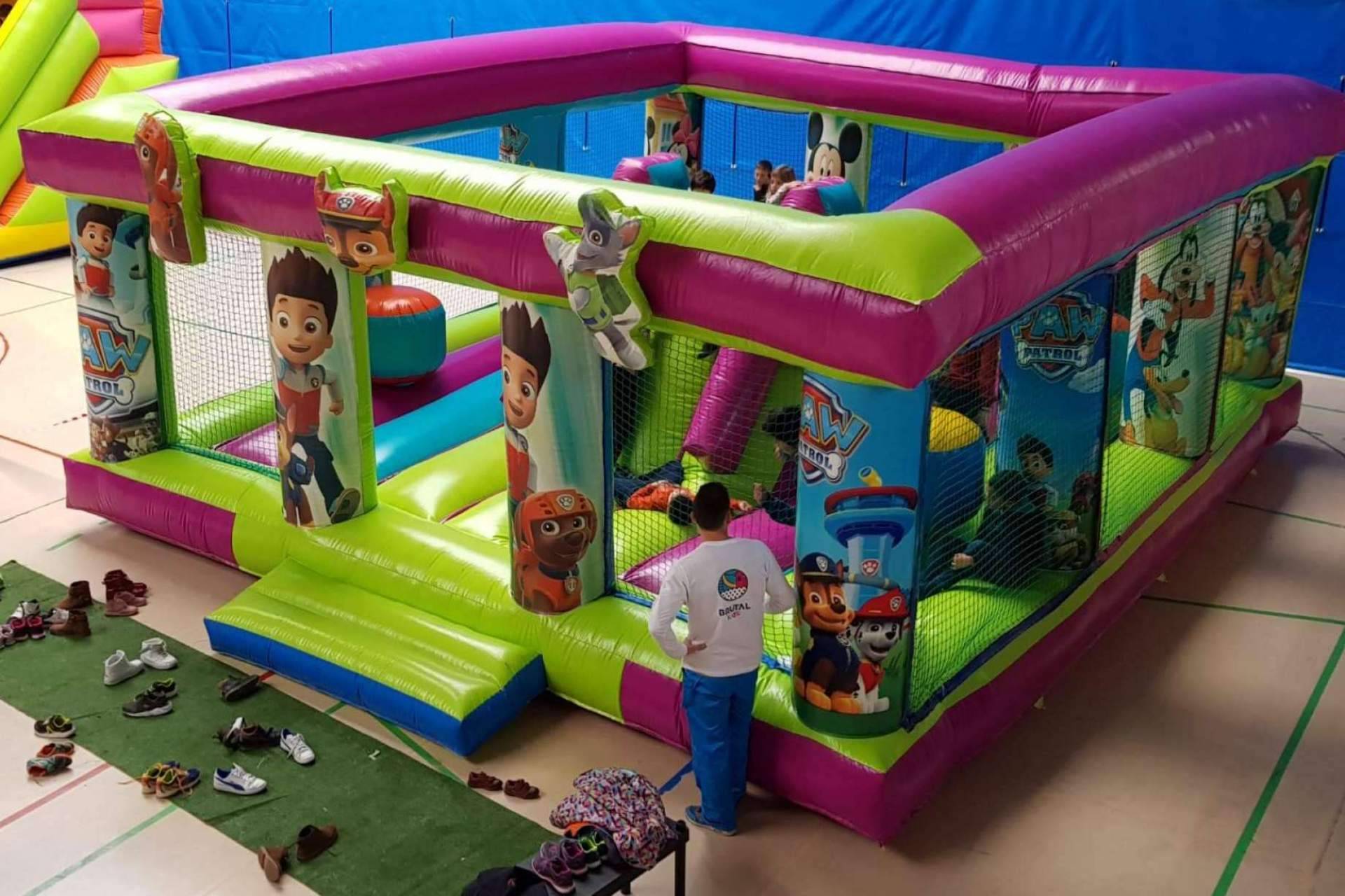 La empresa Brutal Show abre su servicio de castillos hinchables a toda España