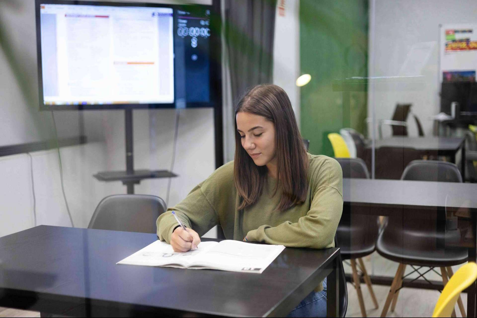 Bravo Academy permite aprender y practicar inglés con los cursos de conversación para adultos