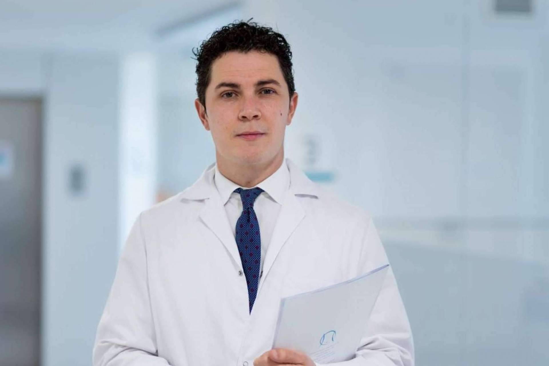 Muchas mujeres apuestan por la reducción de pecho de la mano del Dr. Marco Amaya, una eminencia de la medicina