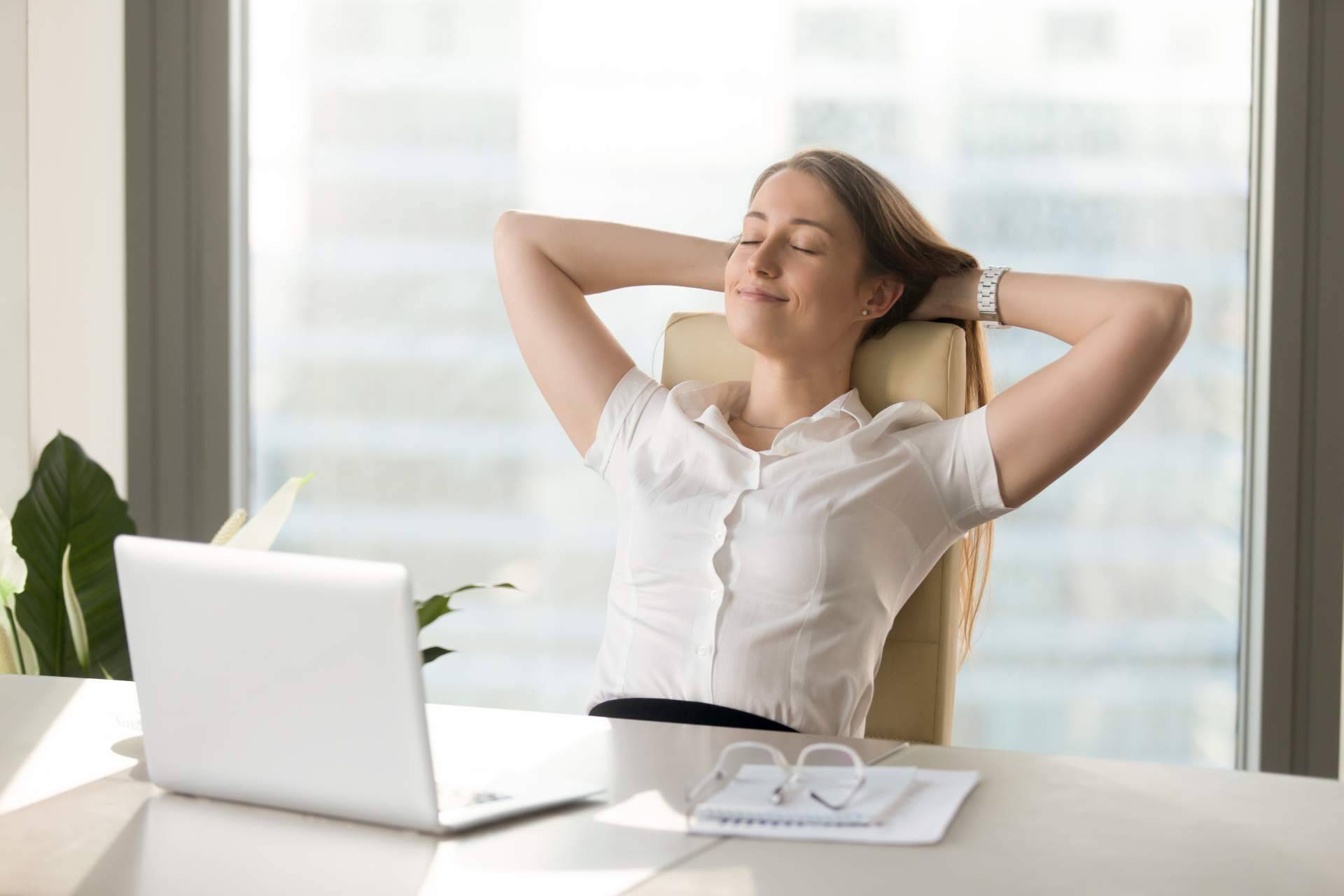 La importancia de trabajar en una silla ergonómica, por 6mejores.top