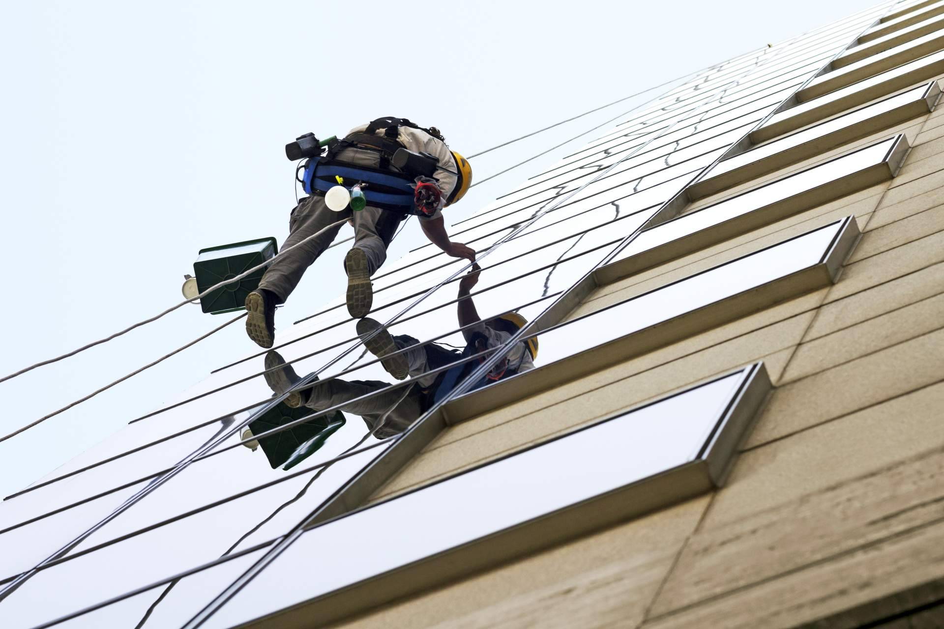 Vertical, Tratamientos y Aplicaciones explica la diferencia entre los trabajos verticales y de altura