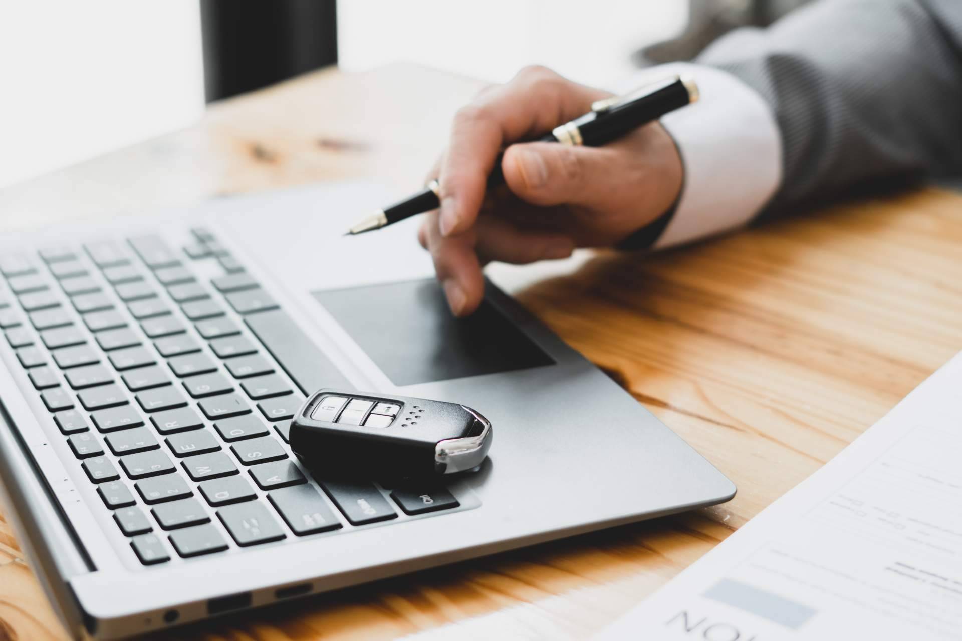 ¿Cómo comprobar si un vehículo tiene cargas?, con Inforautos