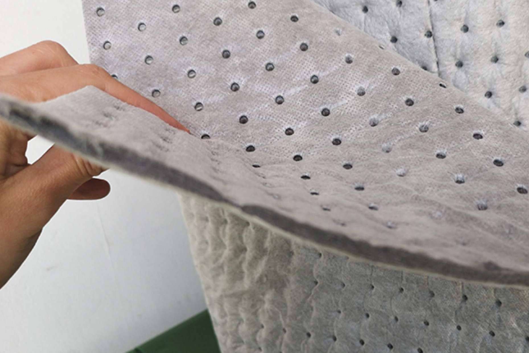 Los rollos absorbentes se convierten en la solución definitiva ante un derrame