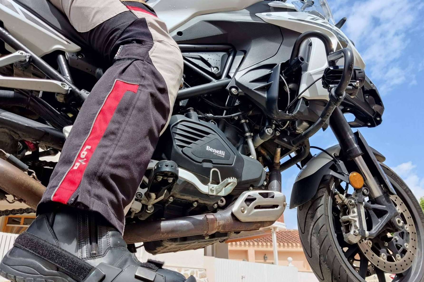 La forma de llegar mejor al suelo con la moto, por UPBIKERS