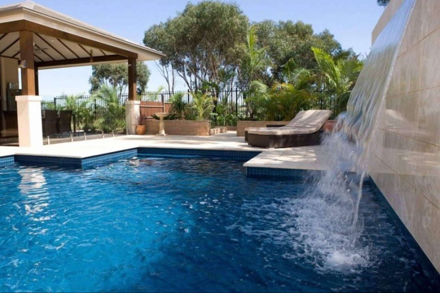 La cascada laminar acrílica se sitúa entre los complementos decorativos ideales de Warmpool para centros tipo spa y piscinas