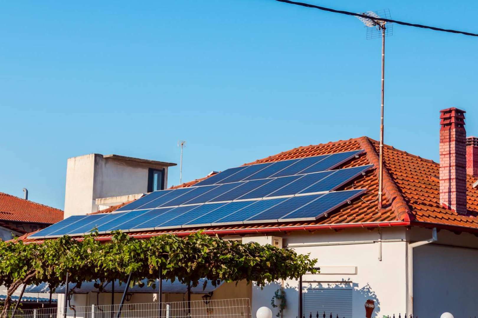 ¿Por qué es importante mejorar la eficiencia energética en hogares y negocios?