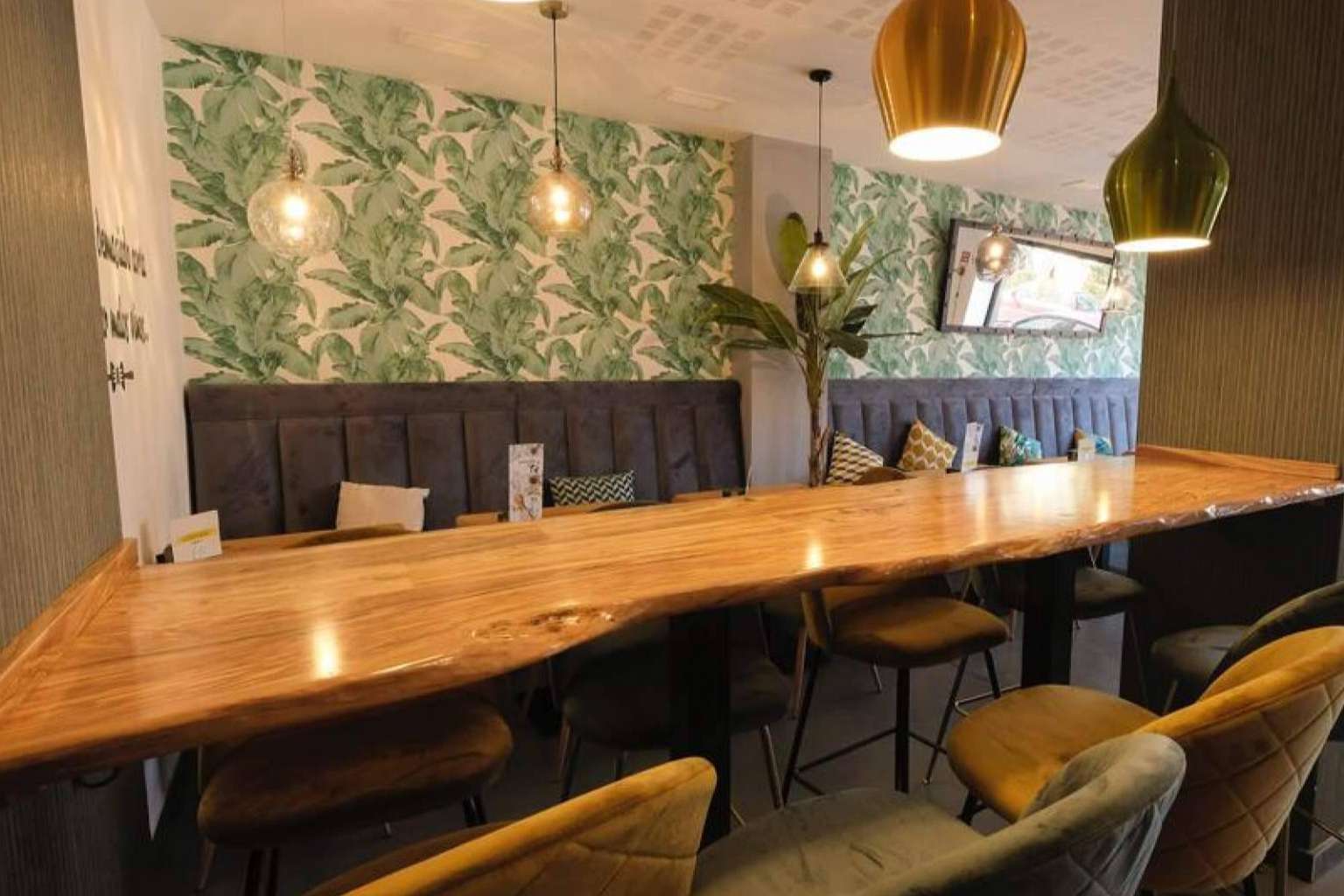 Los trucos para darle un toque único a la decoración de un restaurante con mostradores de madera de olivo