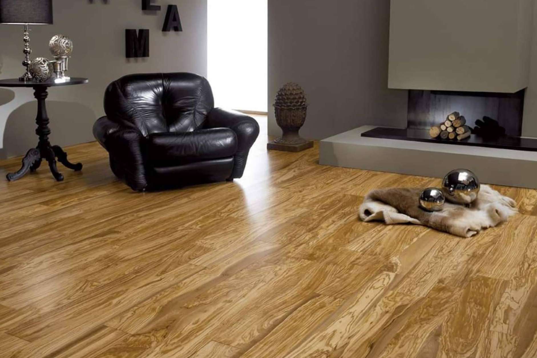 Parqué macizo de madera de olivo, disponible en Encimeras de Olivo