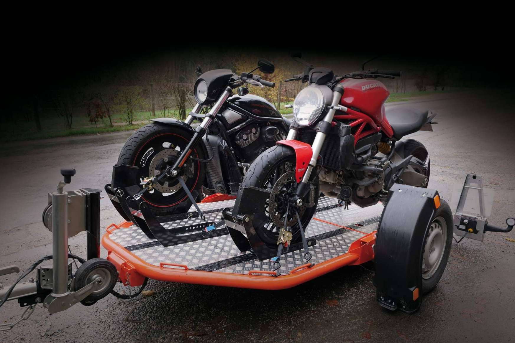 Diversidad de soluciones para transportar una moto de la mano de la empresa Buscoremolque