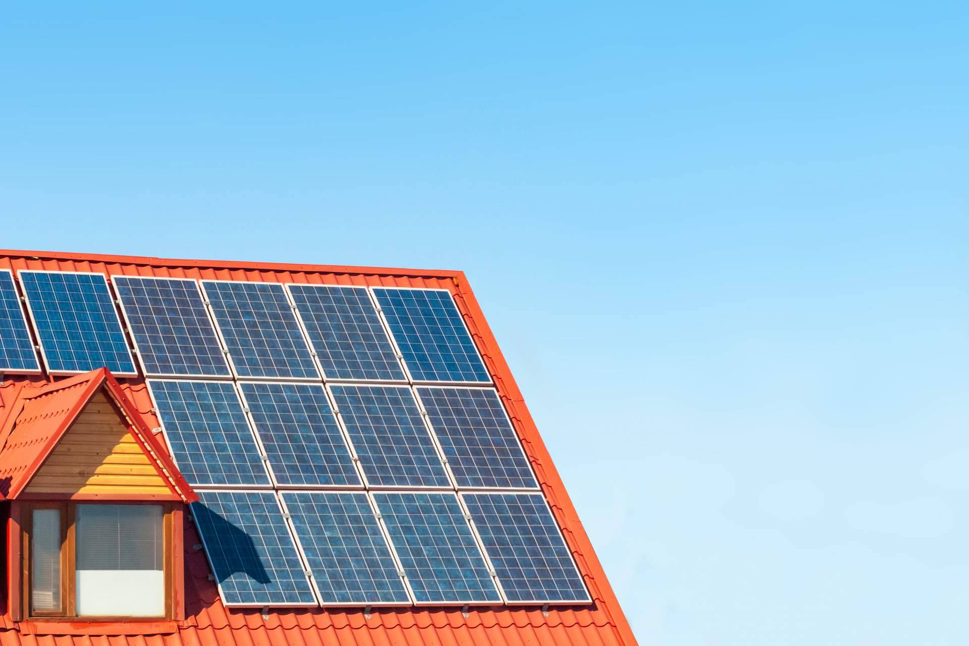 La instalación de placas solares es una buena solución para la subida de la luz