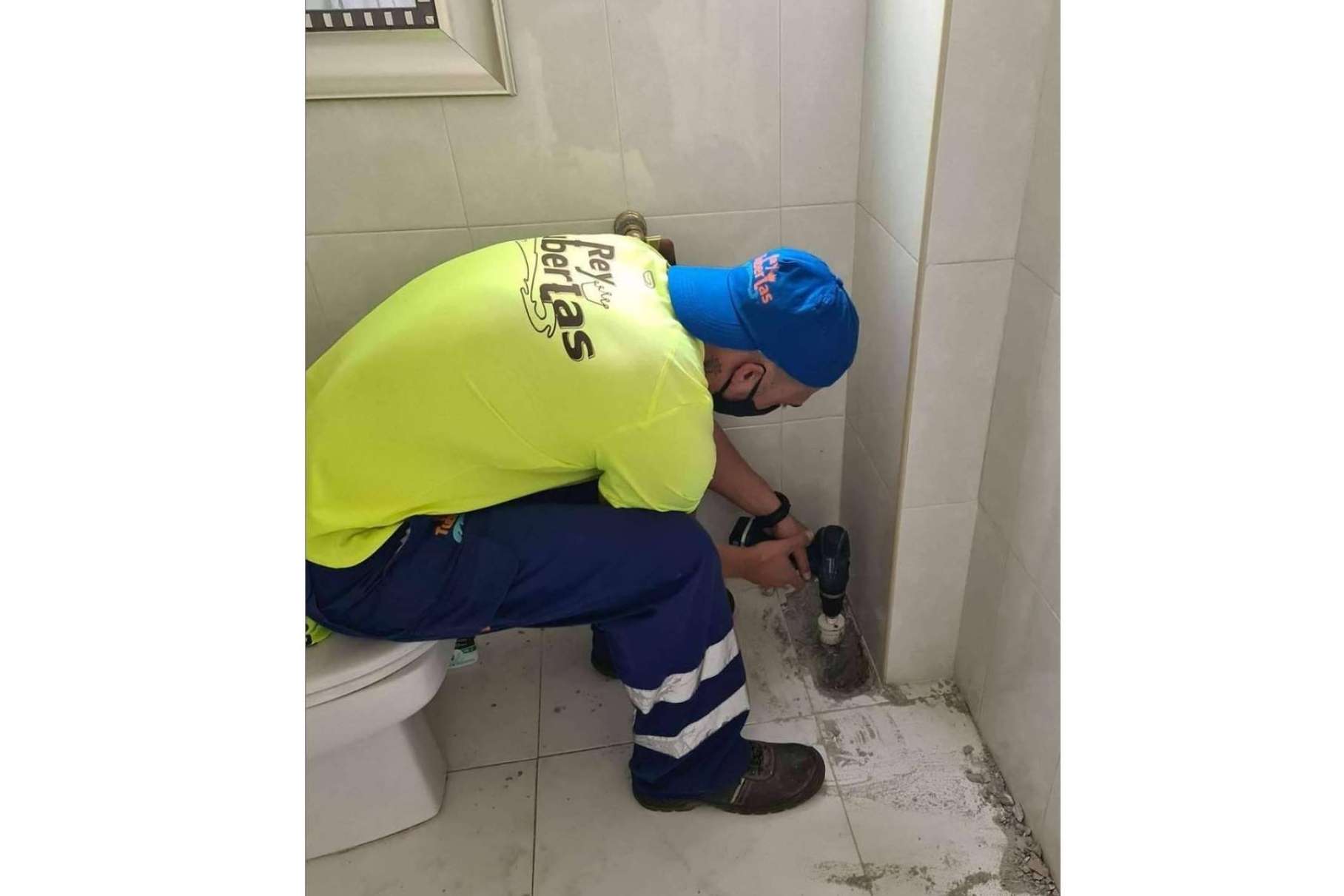 Desatascos eficientes y económicos en Málaga de la mano de los fontaneros profesionales de Rey Tuberías