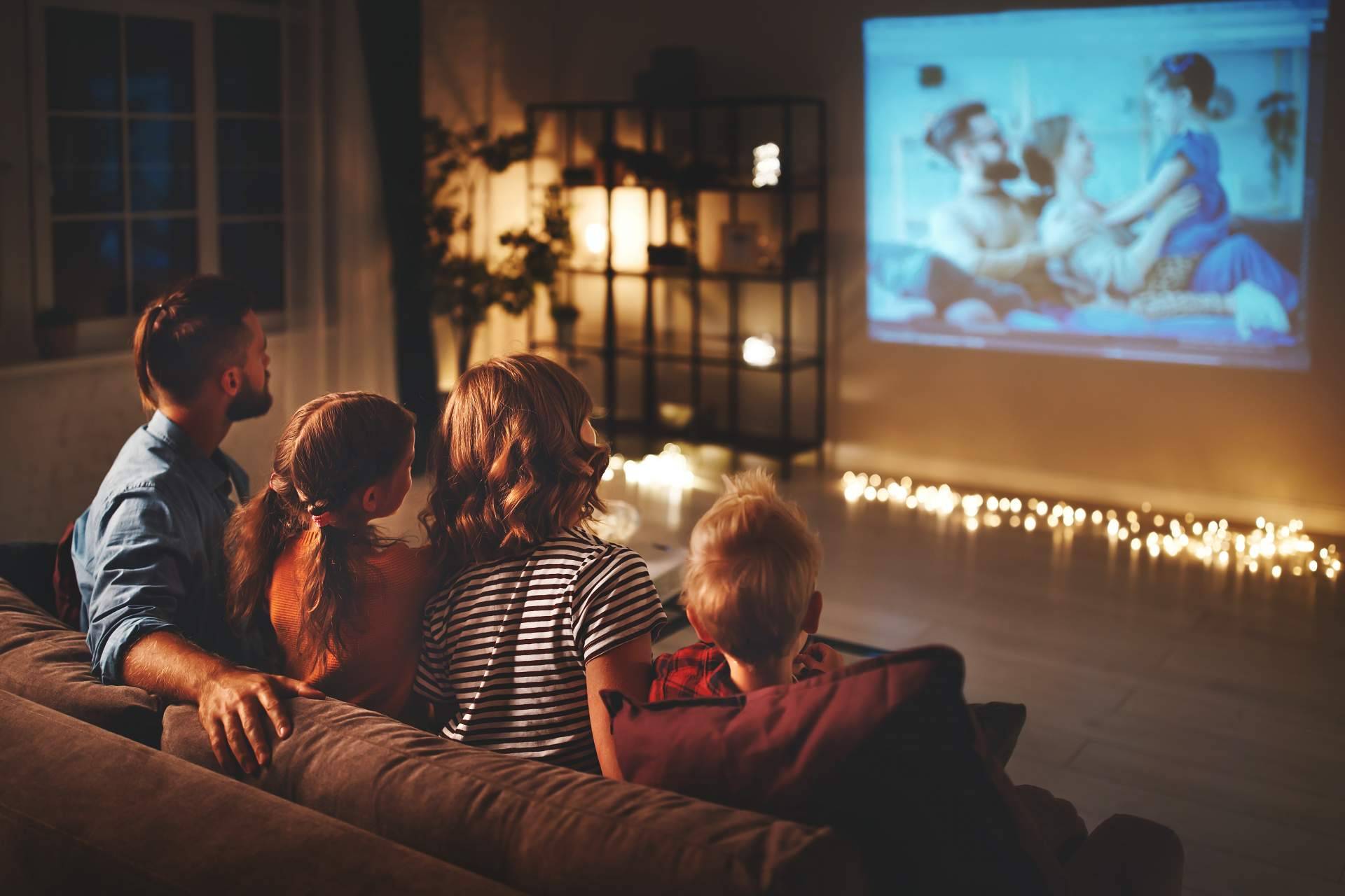 ¿Cómo montar un cine en el hogar?, con Proyector Pro