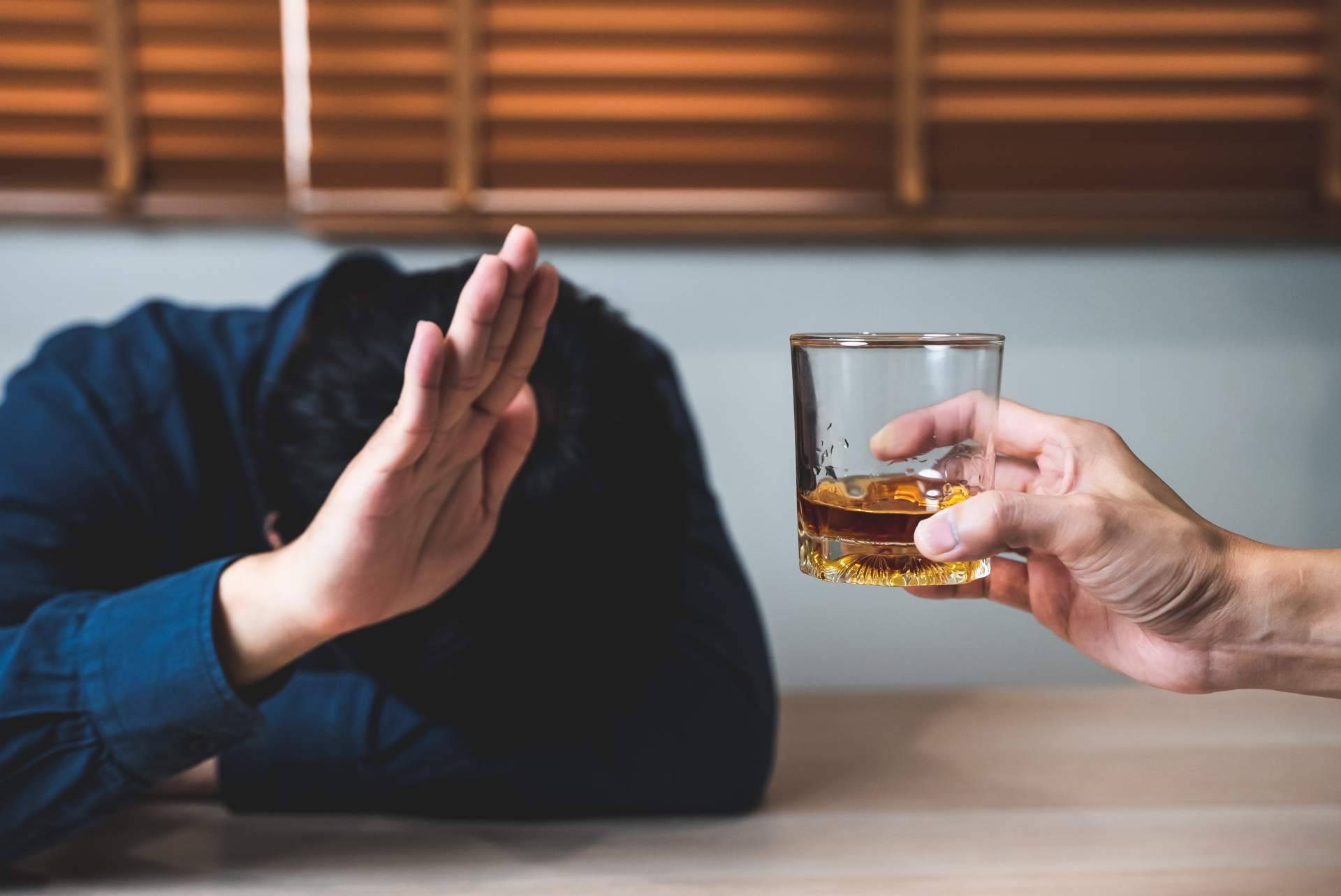 Dejar el alcohol para vivir más felices, de la mano del psicólogo experto en adicciones Luis Miguel Real