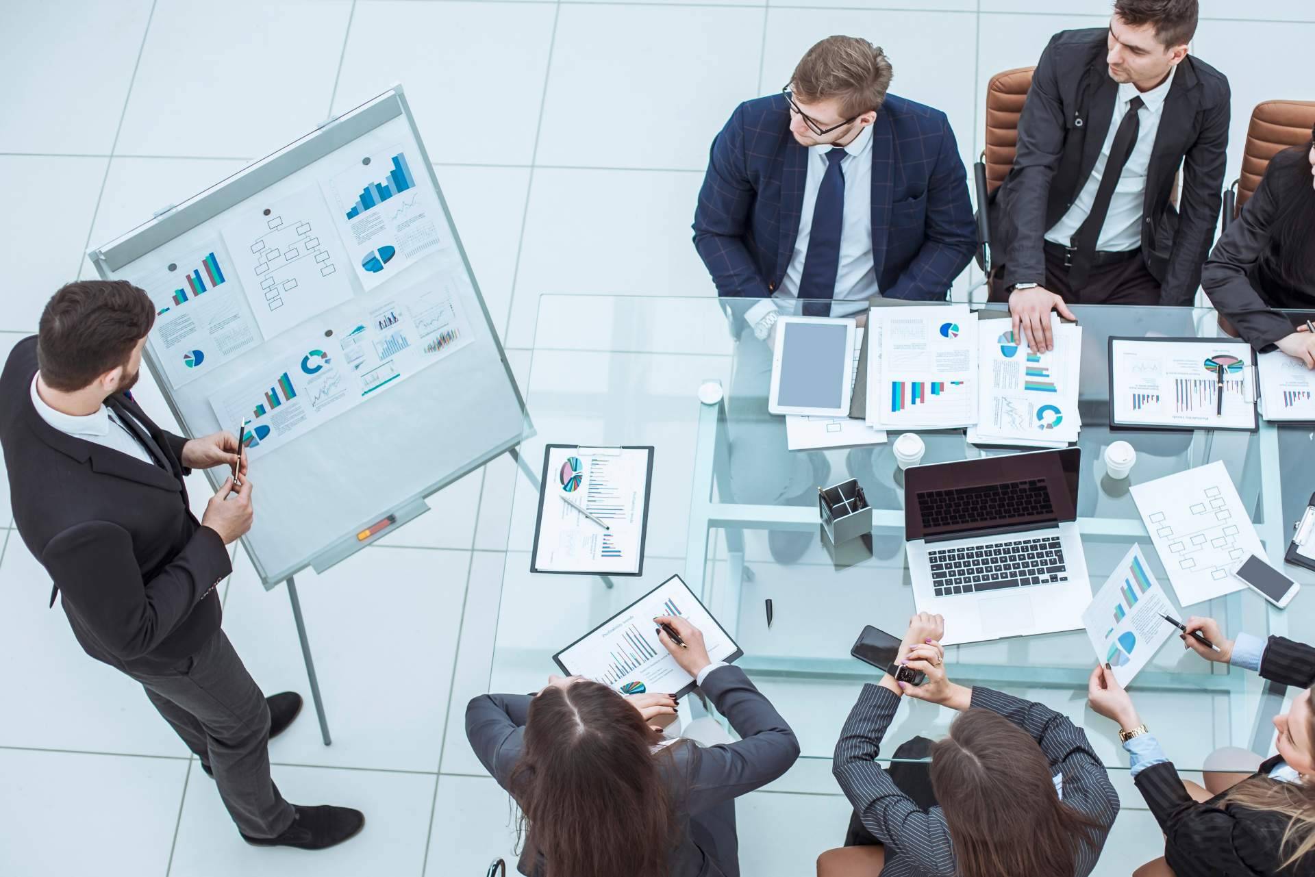 ¿Cómo ayudan las asesorías a las empresas en materia fiscal, contable y laboral?