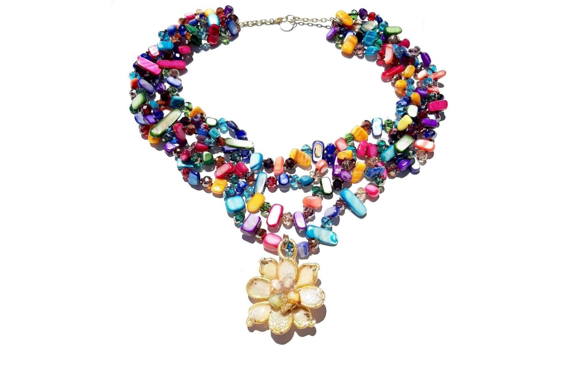 Collares de flores y joyas artesanales de la mano de BY EME JOYAS