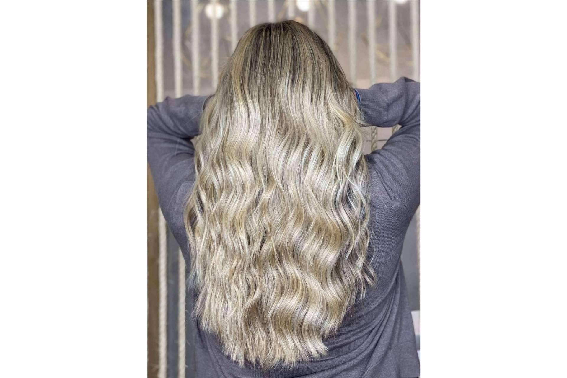 Encontrar especialistas en las últimas técnicas en coloración capilar como el balayage Madrid es posible en DIM Salón