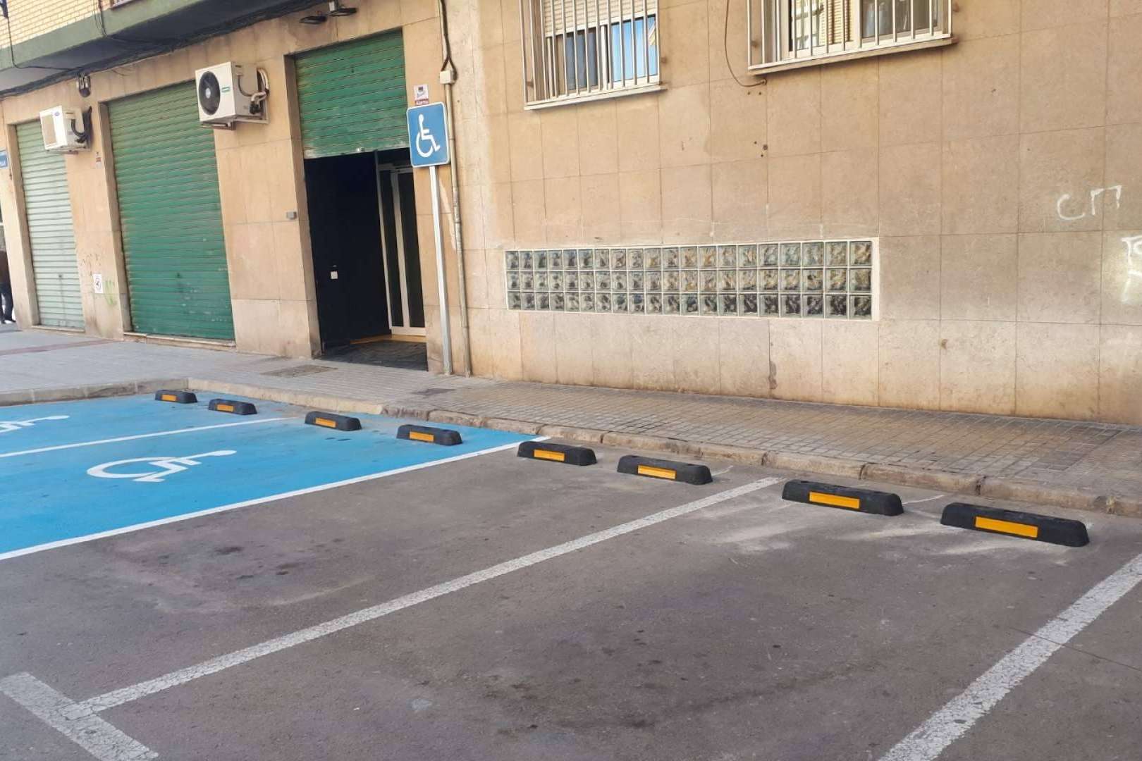 Abadecom Manufacturer SL y sus topes de parking de plástico 100 % reciclado