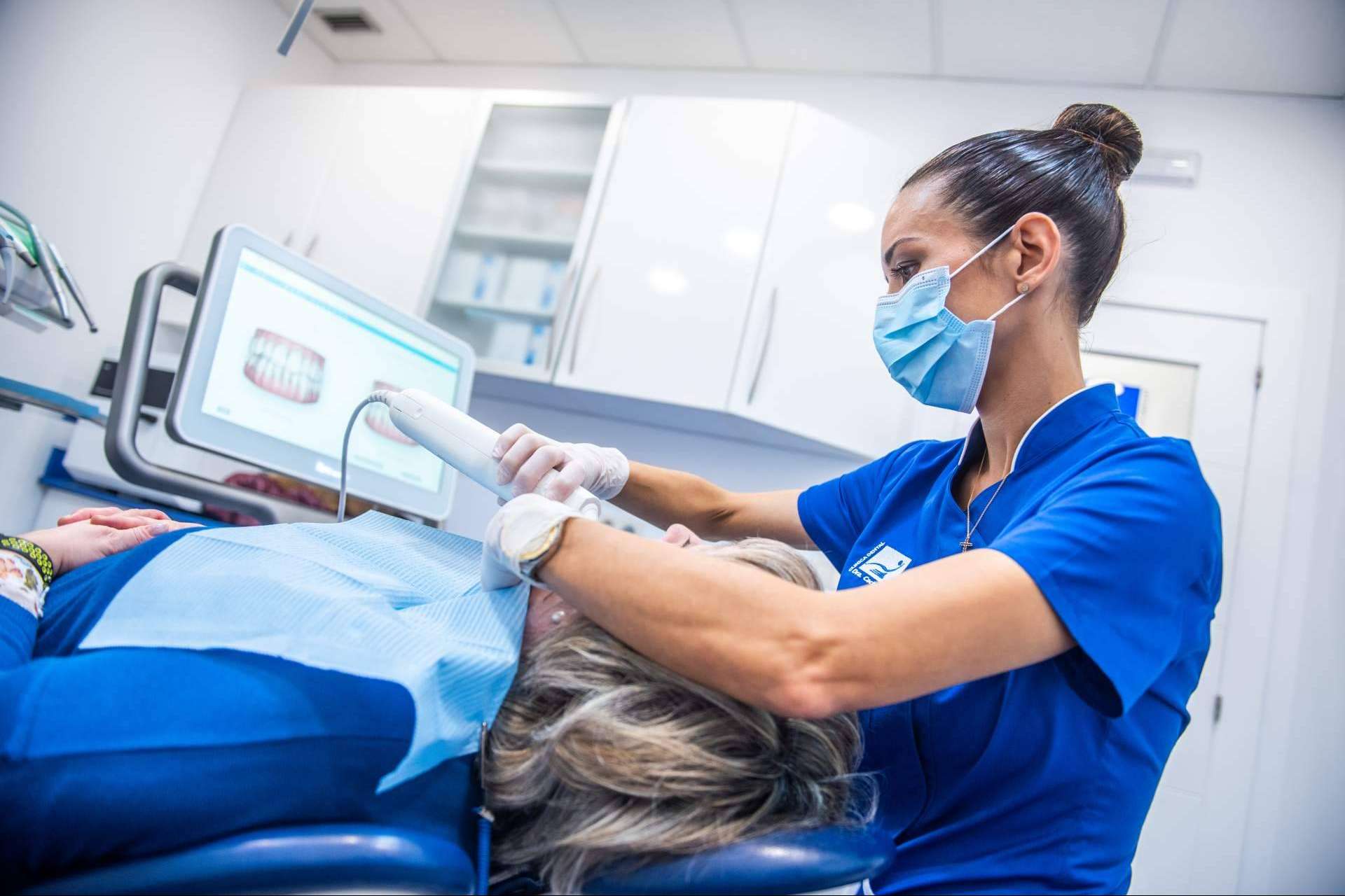 Los beneficios que aporta un tratamiento de ortodoncia invisible, por la Doctora Cachero