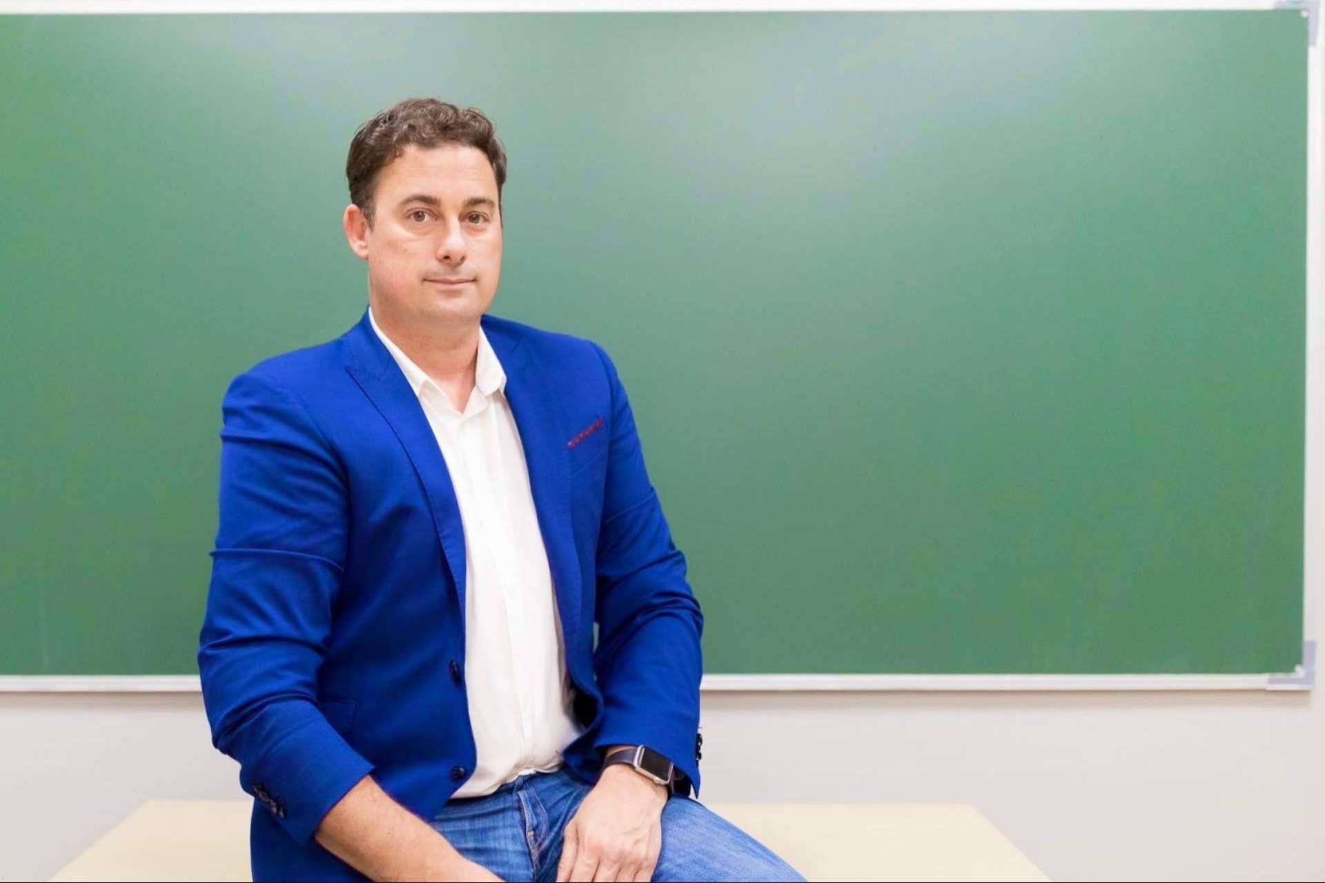 Educación para los hijos, las familias en busca y captura de centro educativo