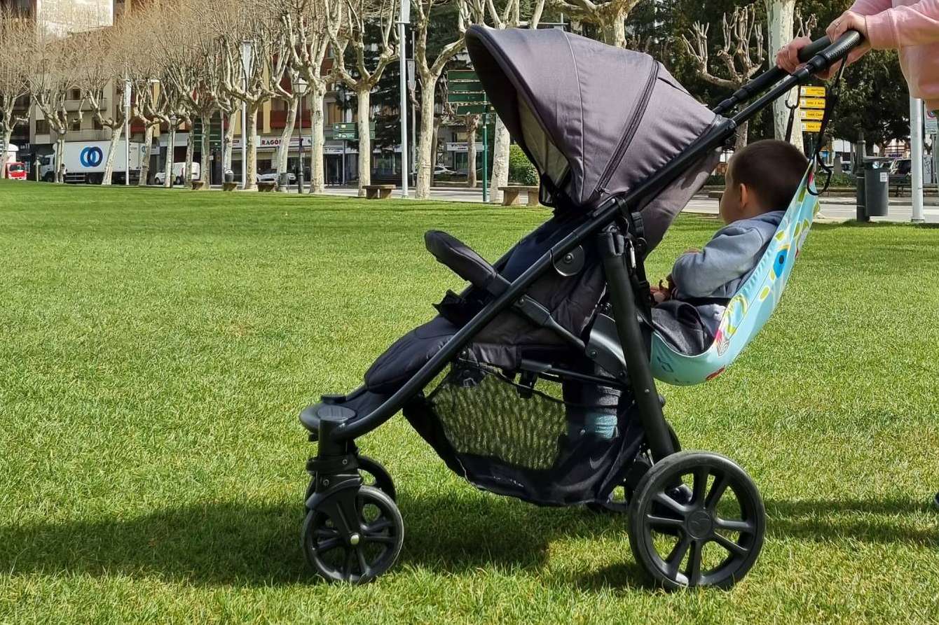 Llevar a dos niños pequeños con la solución práctica en pack de amaBABY