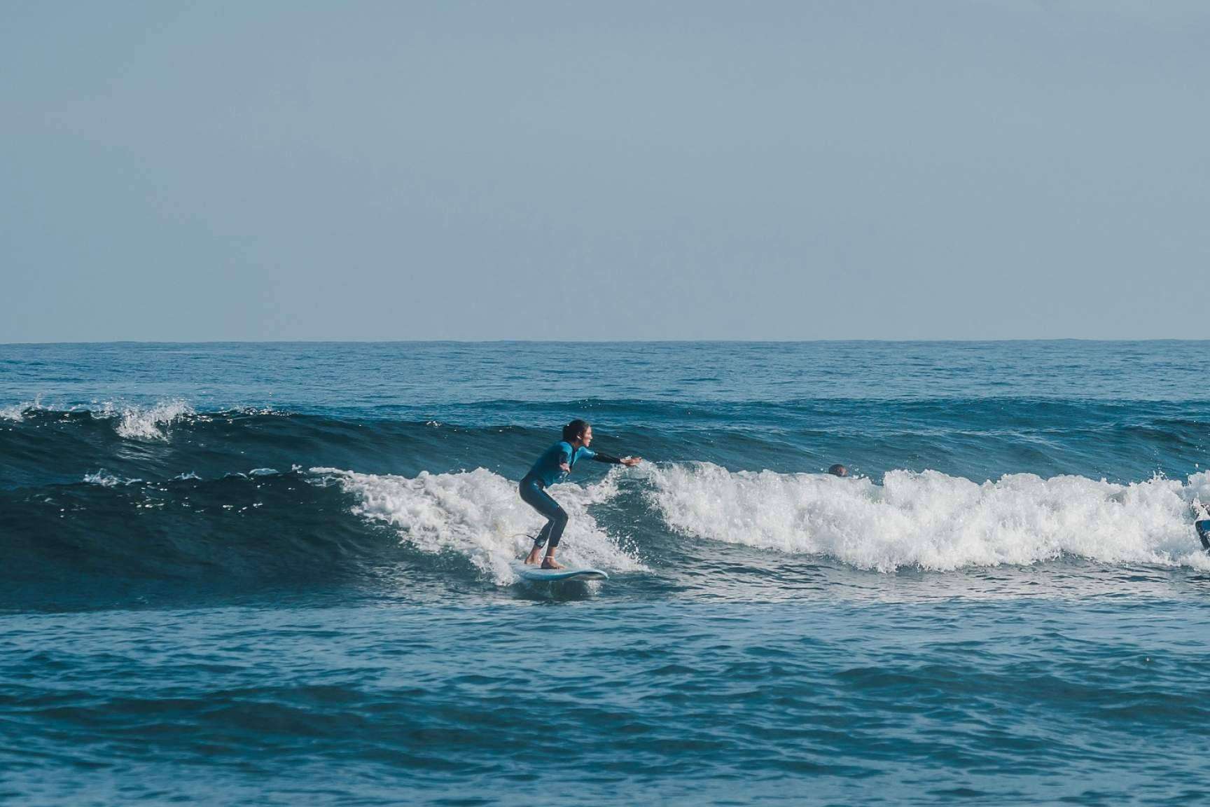 Clases para personas de todas las edades de la mano del surfcamp Las Dunas