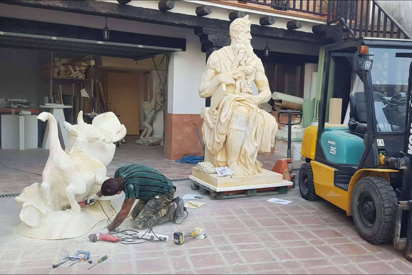 Elementos arquitectónicos y decorativos de vanguardia con el servicio integral de Sumiseran