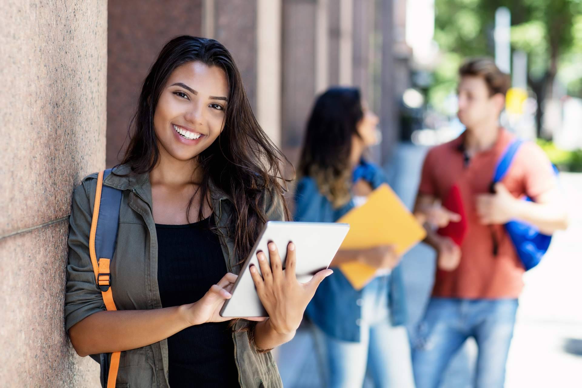 Trabajar en España a la misma vez que se estudia una carrera universitaria