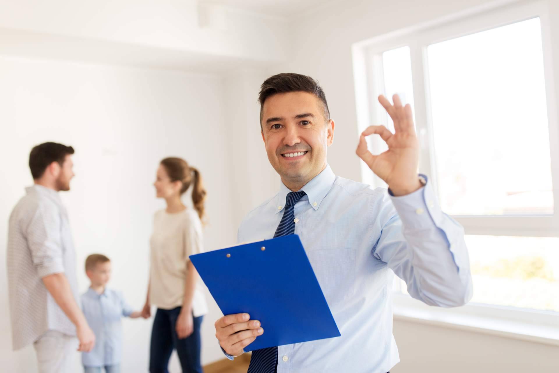 Acudir a un agente inmobiliario de D&A Inmobiliaria para escoger dónde vivir en la Costa del Sol