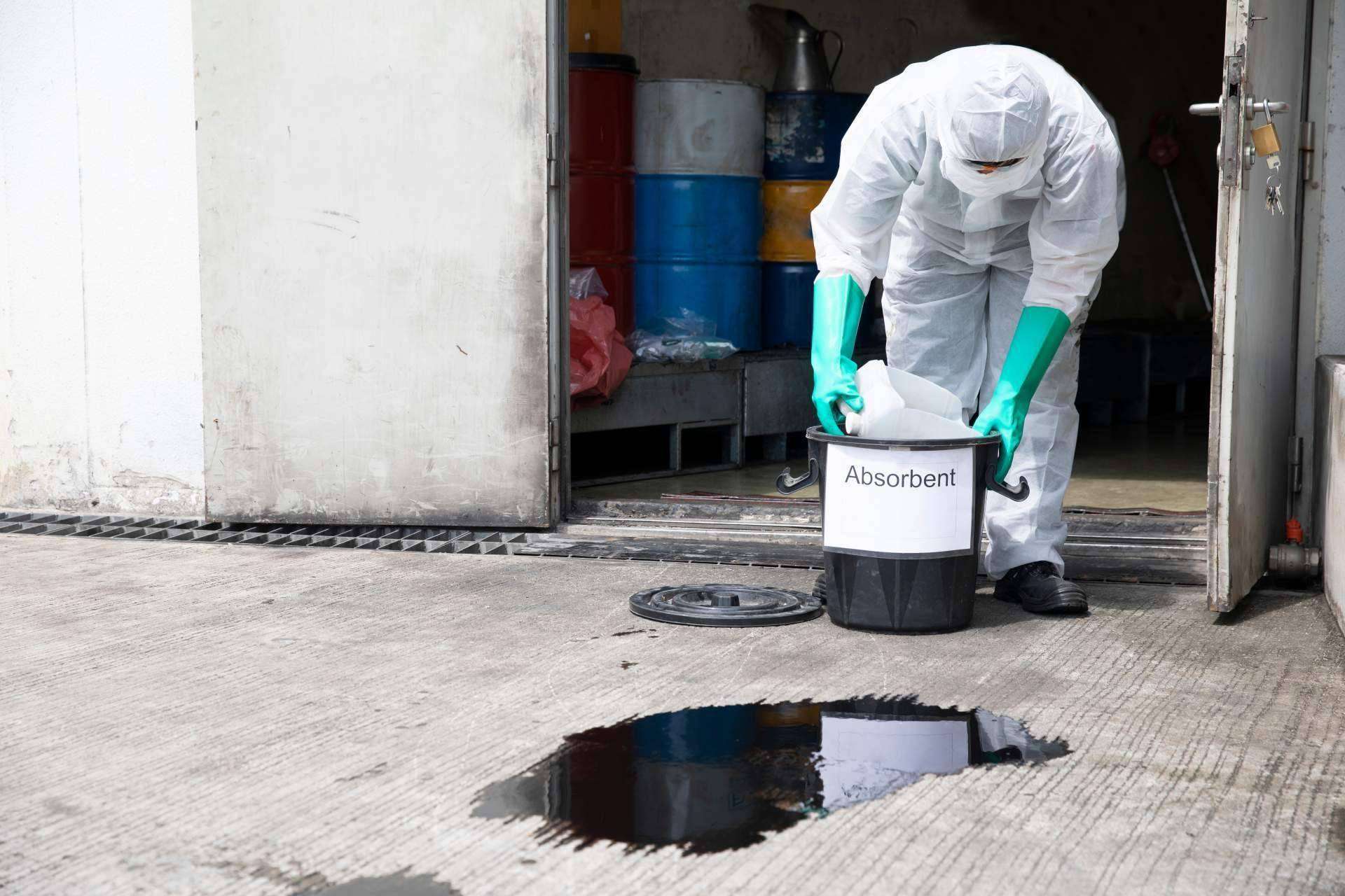 Quitar una mancha de aceite con sepiolita