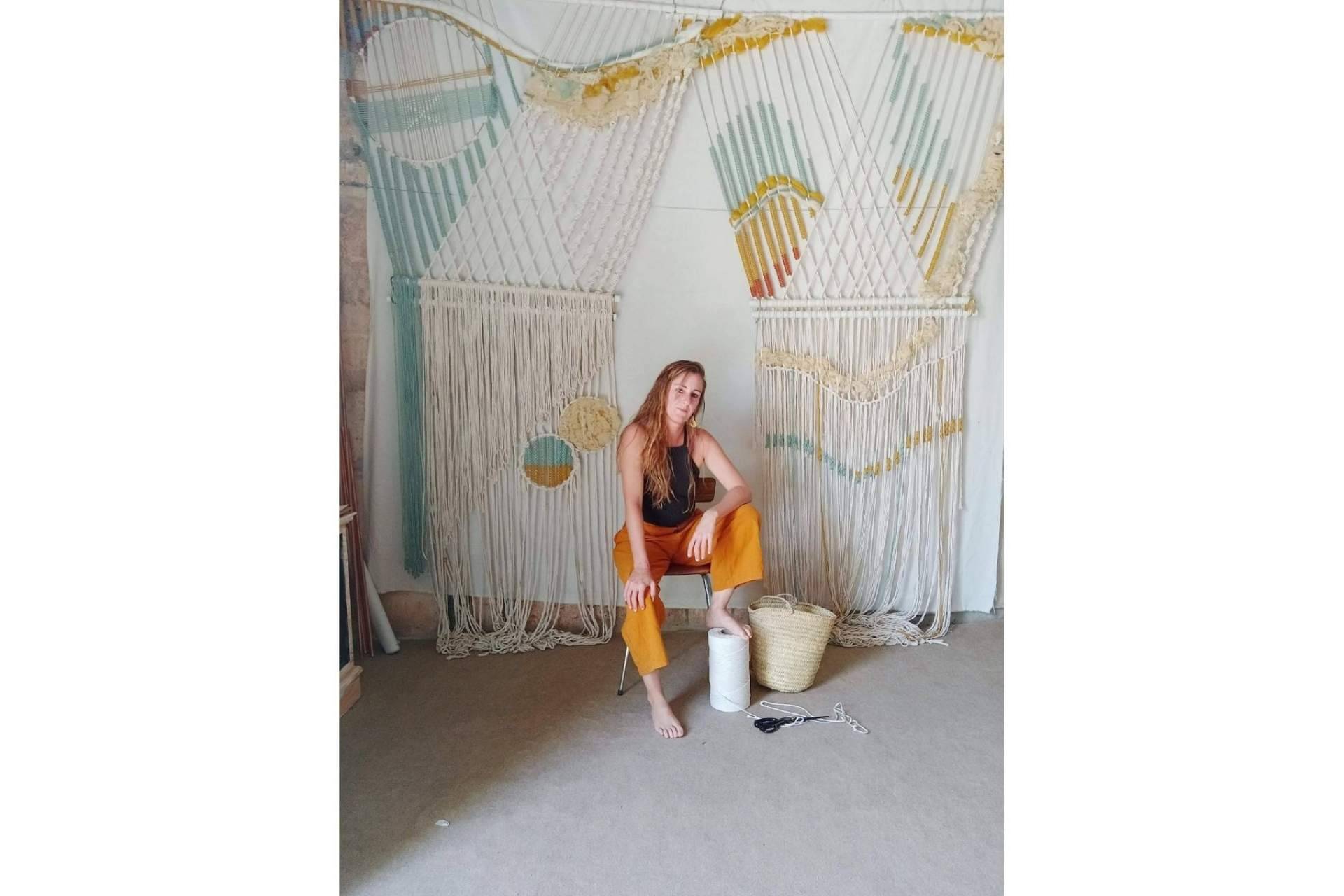 'El arte textil contemporáneo es pintar con hilo y esculpir volúmenes con todo tipo de materiales textiles'