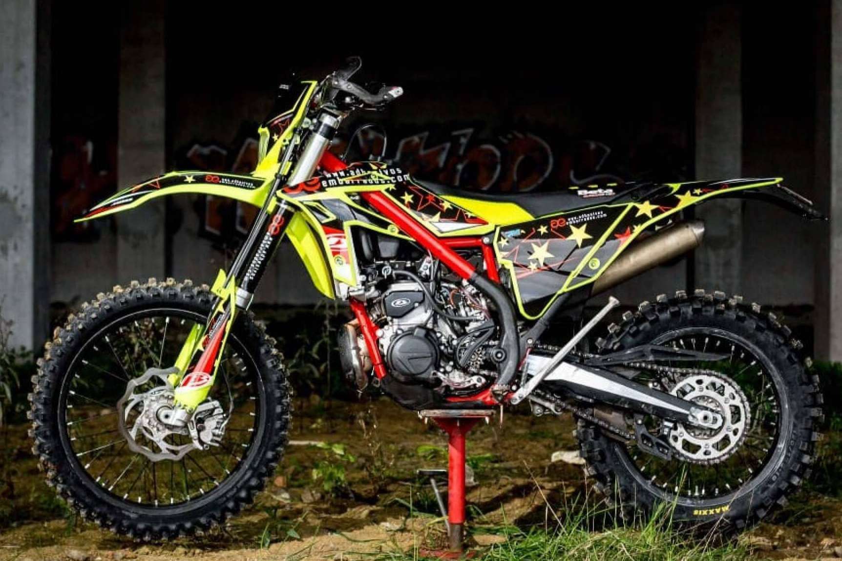 ADHESIVOSEMBARRADOS ofrece vinilos para motos