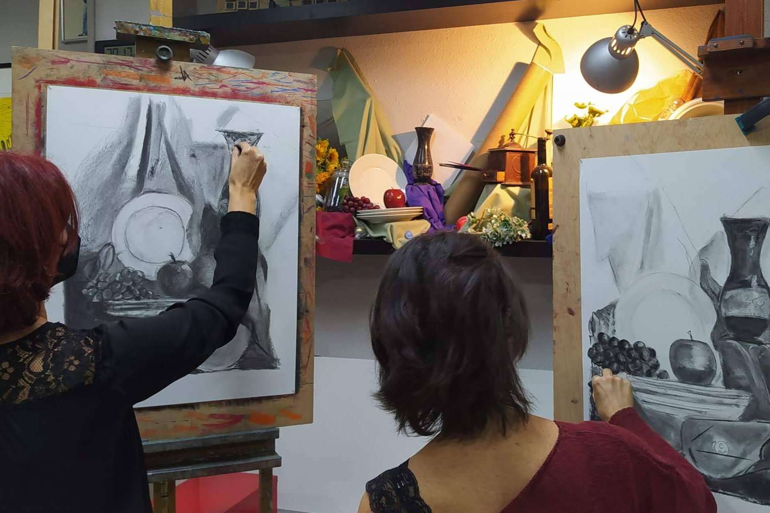 Perdonas de todos los niveles pueden encontrar clases de pintura y dibujo en Estudio Ilógico