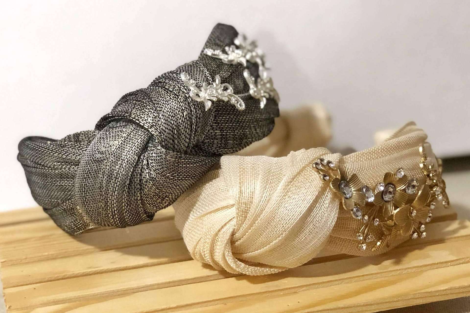 Última tendencia en los looks de boda con las diademas de invitada