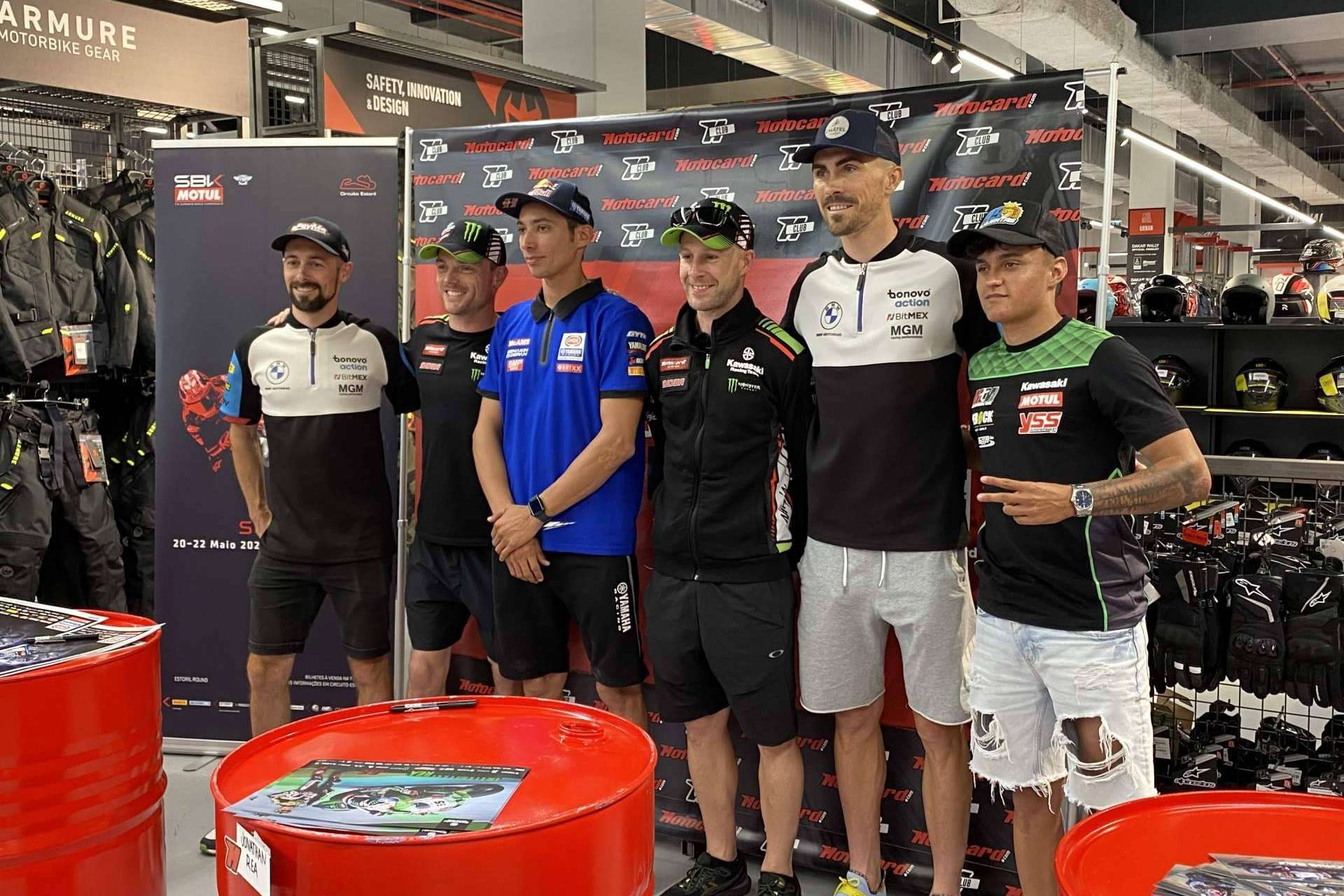 Jonathan Rea, Toprak Razgatlioglu y otras estrellas del Campeonato Mundial de Superbikes se han acercado a la tienda de Motocard en Lisboa