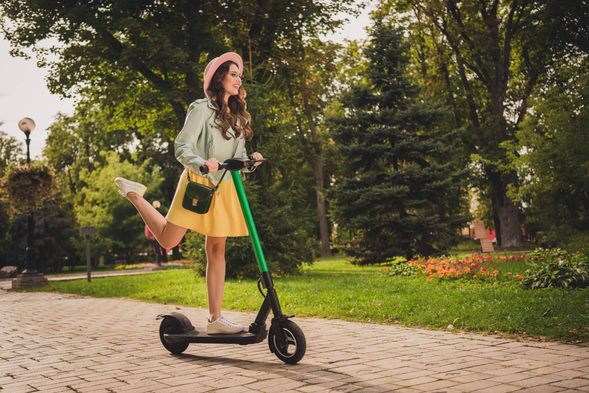 Tours autoguiados por GPS y alquiler de patinete eléctrico Barcelona con LYNX