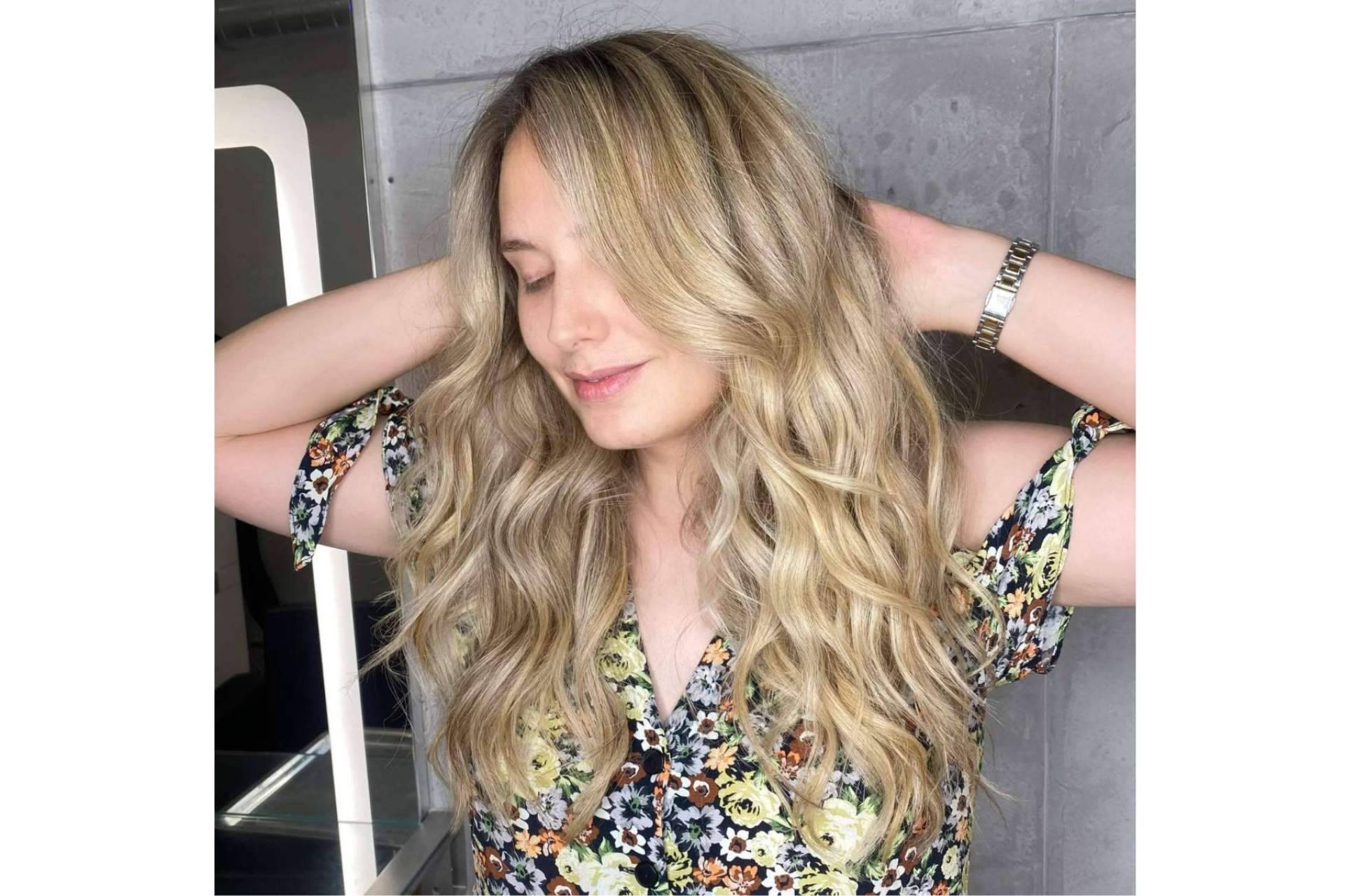 ¿Cómo cuidar el cabello con mechas en verano?, por DIM Salón
