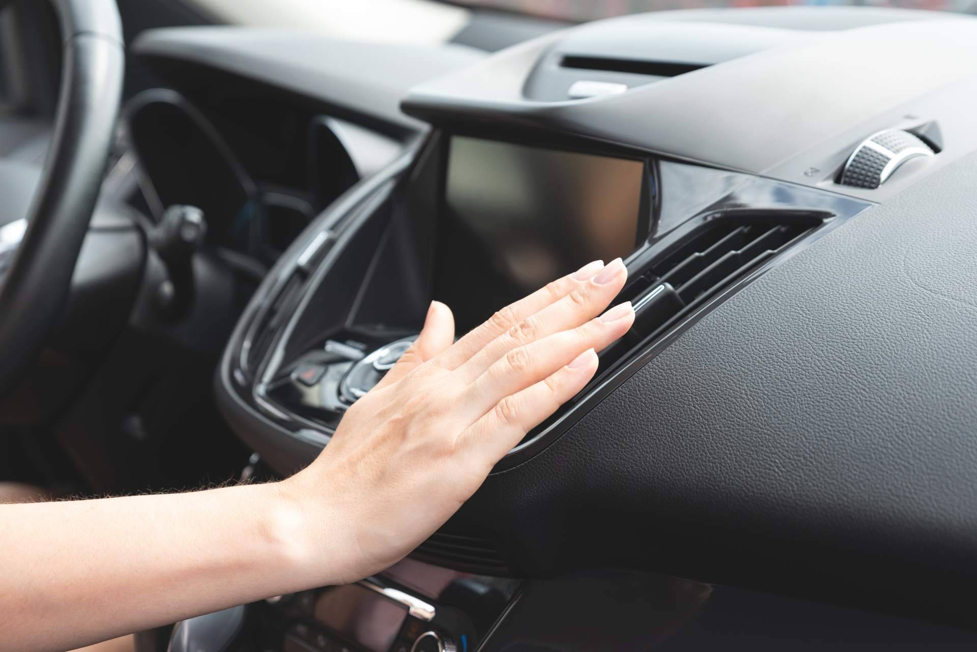 La relevancia del mantenimiento del filtro del aire acondicionado del coche, según la red de talleres BlackTire
