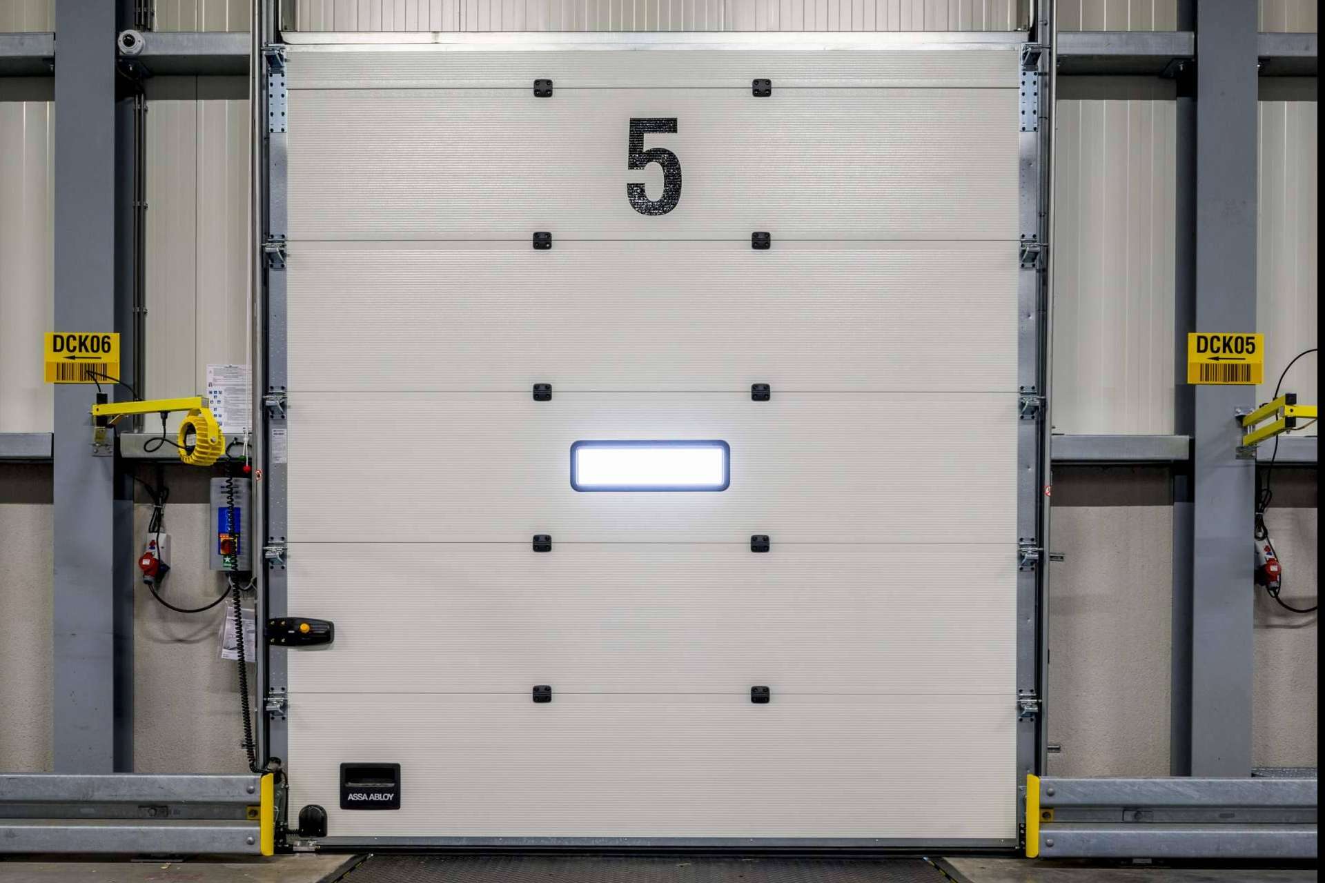 Las características de las puertas industriales para el sector logístico
