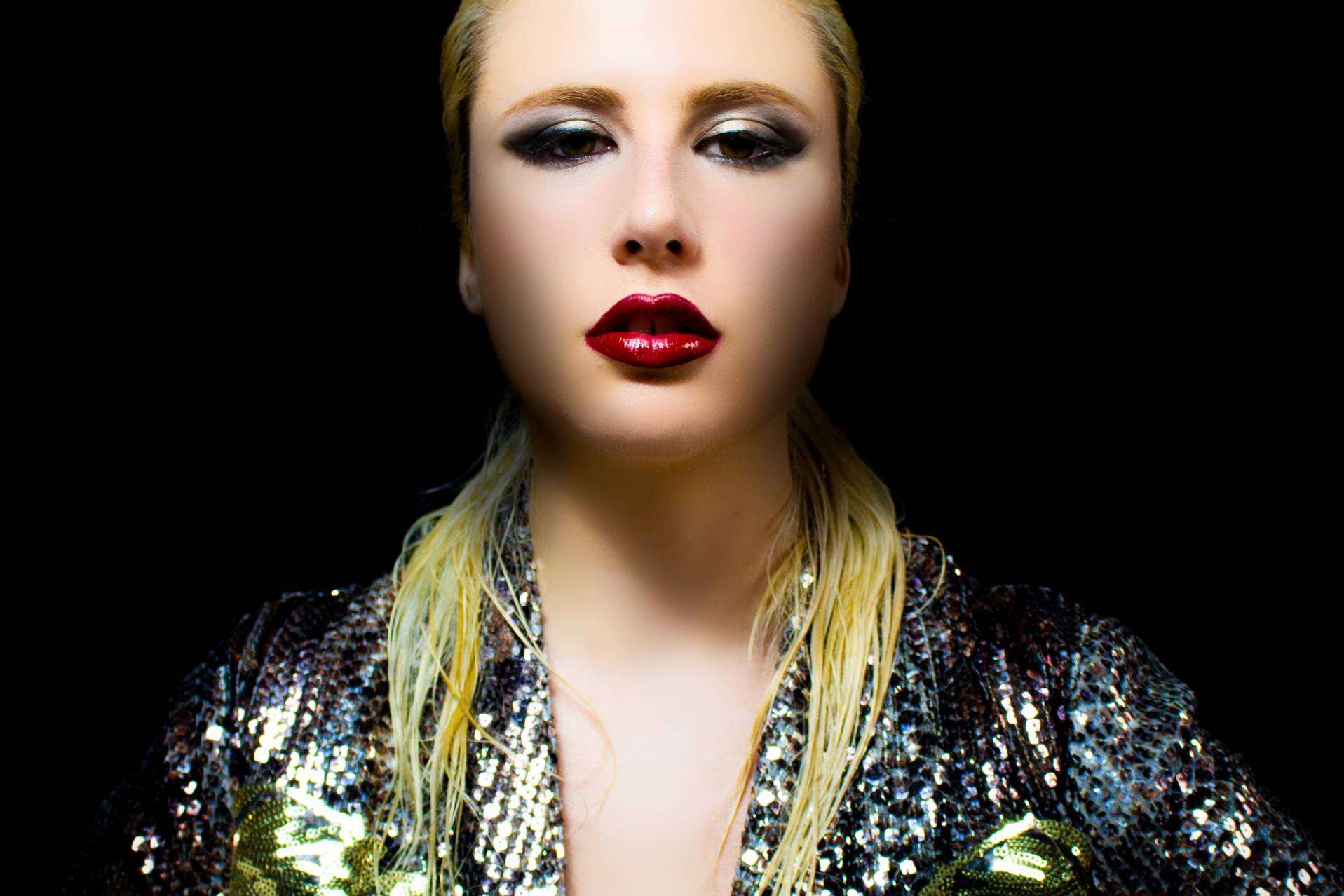 La cantante española Ava Phoenix presenta el espectáculo Symphonia