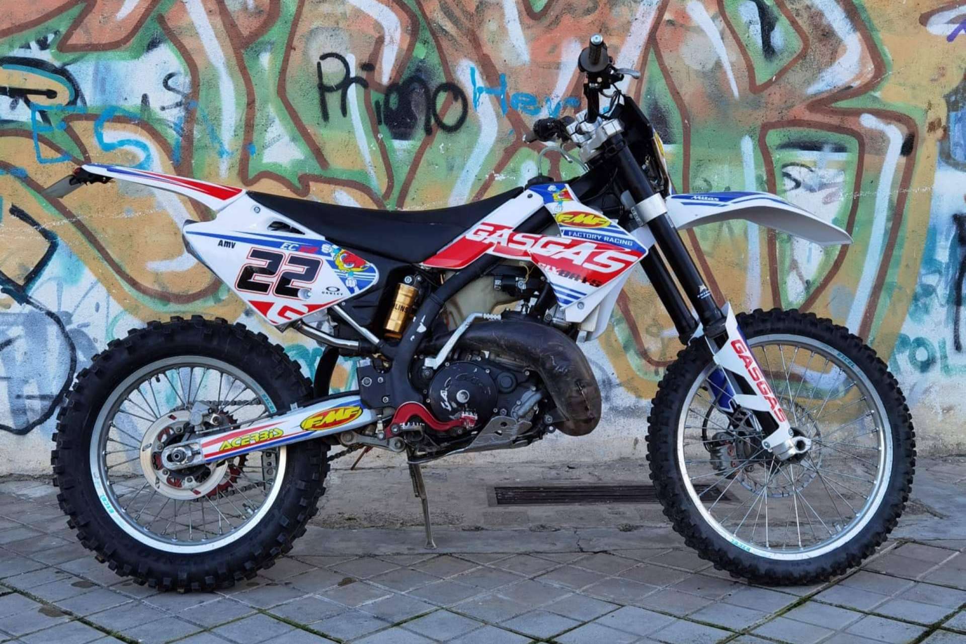 ADHESIVOSEMBARRADOS y su extenso catálogo de vinilos para moto personalizados