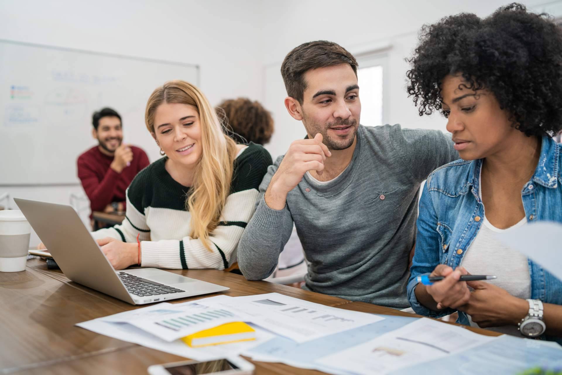 Programa gratuito de formación para jóvenes de entre 18 y 24 años en marketing digital, de la mano de TEKDI